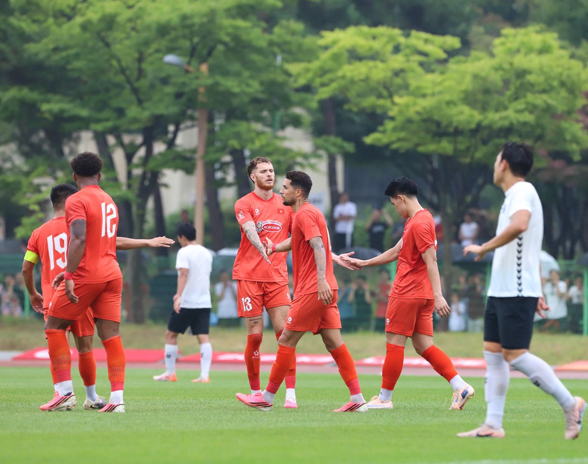 VNSportsnews's tweet photo. 2026 ASEAN CUP preparation
South Korea Training Camp
Friendly Match
Vietnam 6-0 Siheung FC
⚽️Viet Cuong (2')
⚽️Hai Long (31' , 39')
⚽️ Hoang Hen (48' , 52')
⚽️ Dinh Bac (83')
👉https://t.co/ypPi2ZzhWi
#SouthKorea #Vietnamnationalfootballteam #Vietnam 🇻🇳 #2026ASEANCup #VFF #vsn