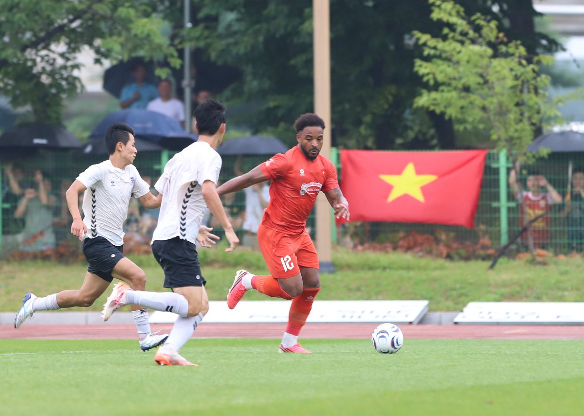 VNSportsnews's tweet photo. 2026 ASEAN CUP preparation
South Korea Training Camp
Friendly Match
Vietnam 6-0 Siheung FC
⚽️Viet Cuong (2')
⚽️Hai Long (31' , 39')
⚽️ Hoang Hen (48' , 52')
⚽️ Dinh Bac (83')
👉https://t.co/ypPi2ZzhWi
#SouthKorea #Vietnamnationalfootballteam #Vietnam 🇻🇳 #2026ASEANCup #VFF #vsn