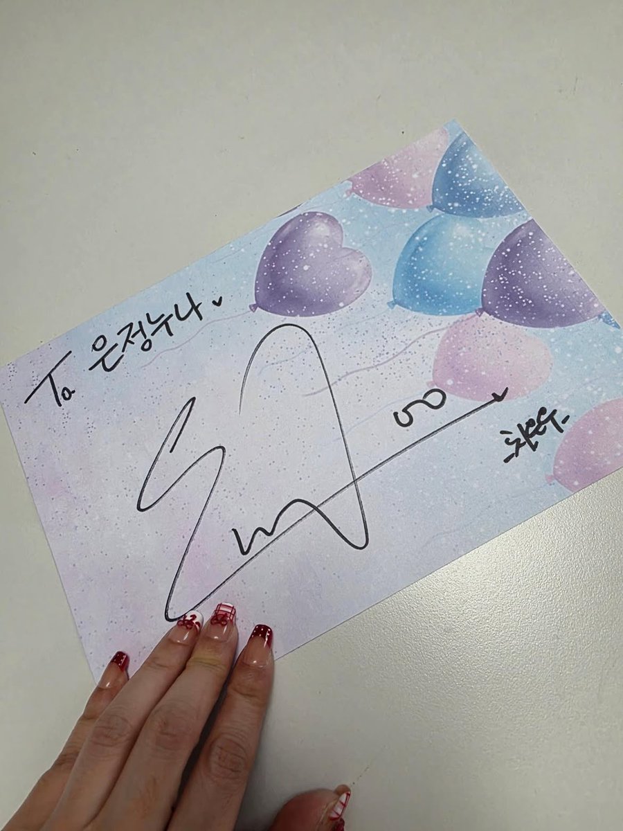 cew_br's tweet photo. 📸 Eunwoo distribuiu autógrafos em sua base militar recentemente. Uma das pessoas que recebeu disse “ele brilha mesmo de longe, como esperado de uma superestrela mundial”.

#CHAEUNWOO #차은우 @CHAEUNWOO_offcl https://t.co/EGj8nIrEwg