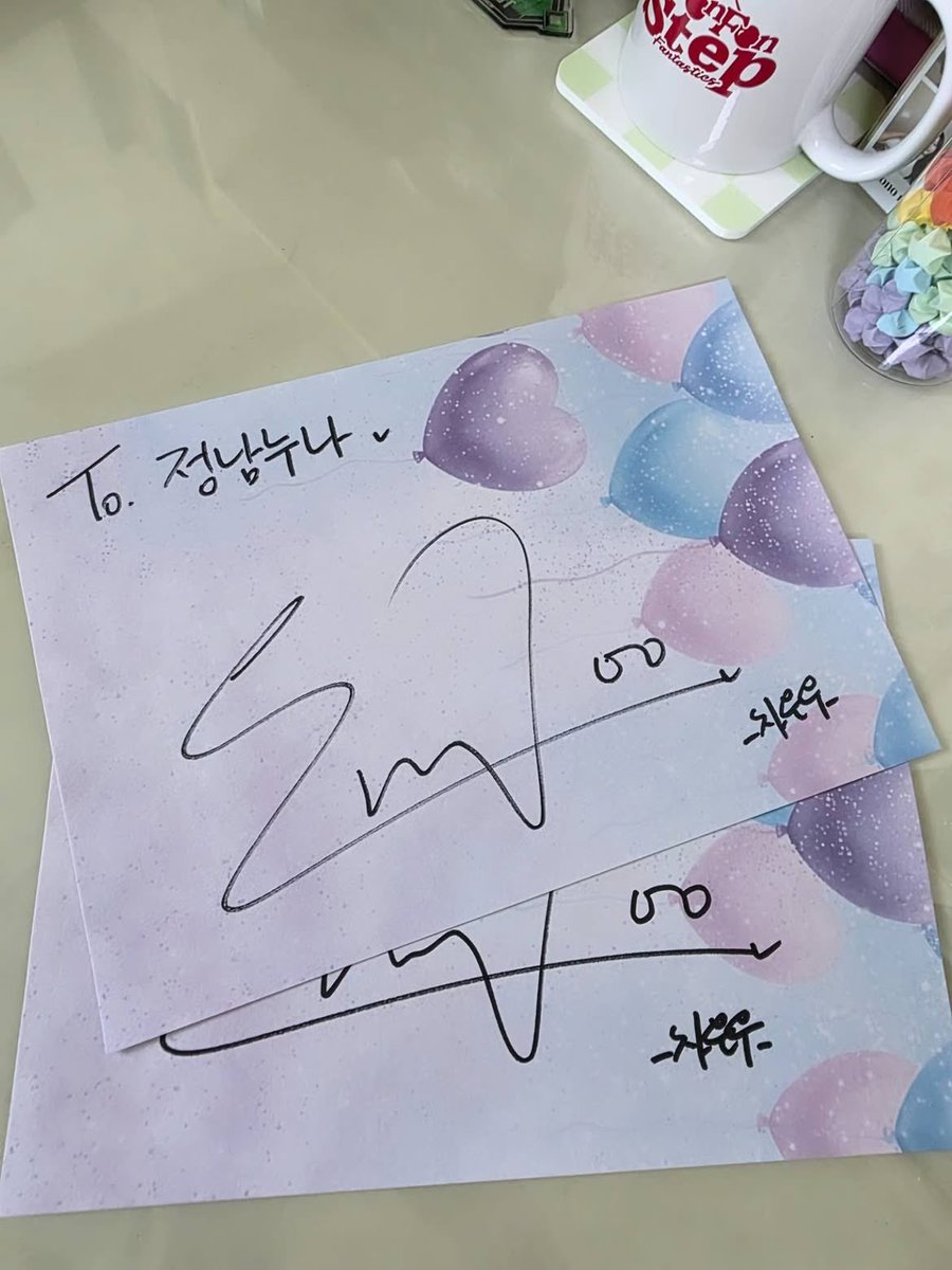 cew_br's tweet photo. 📸 Eunwoo distribuiu autógrafos em sua base militar recentemente. Uma das pessoas que recebeu disse “ele brilha mesmo de longe, como esperado de uma superestrela mundial”.

#CHAEUNWOO #차은우 @CHAEUNWOO_offcl https://t.co/EGj8nIrEwg