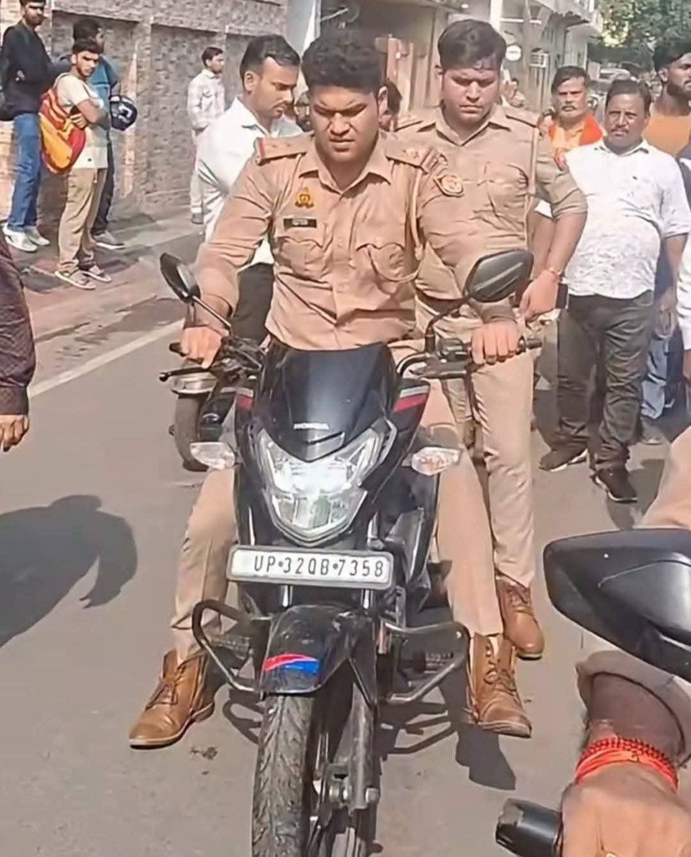 DDeshrajan's tweet photo. #राजधानी #लखनऊ का मामला है पुलिस वाले बिना #हेलमेट, ट्रिपल लोडिंग में अपनी प्राइवेट बाइक से आए... फिर ₹5 लाख की बाइक रोककर बोले, 'डॉक्यूमेंट्स दिखाओ।'"

बाइक सवार ने सिर्फ इतना पूछा, "सर, आप खुद बिना हेलमेट क्यों हैं?" https://t.co/V2J3aqapMK
