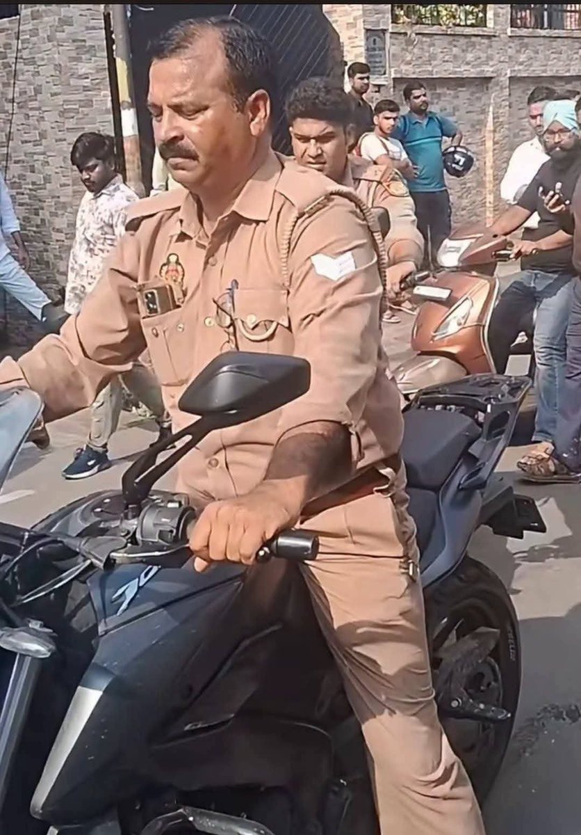 DDeshrajan's tweet photo. #राजधानी #लखनऊ का मामला है पुलिस वाले बिना #हेलमेट, ट्रिपल लोडिंग में अपनी प्राइवेट बाइक से आए... फिर ₹5 लाख की बाइक रोककर बोले, 'डॉक्यूमेंट्स दिखाओ।'"

बाइक सवार ने सिर्फ इतना पूछा, "सर, आप खुद बिना हेलमेट क्यों हैं?" https://t.co/V2J3aqapMK
