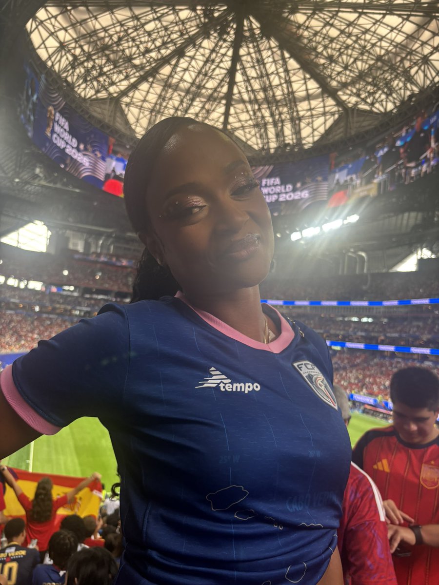Fatimaluv21's tweet photo. Representing from Los Angeles 🇨🇻💋🫶🏾 ALWAYS in every corner of the world we stand tall with dignity 🇨🇻 #July5 🇨🇻 #CaboVerde https://t.co/OAnBWy88xf
