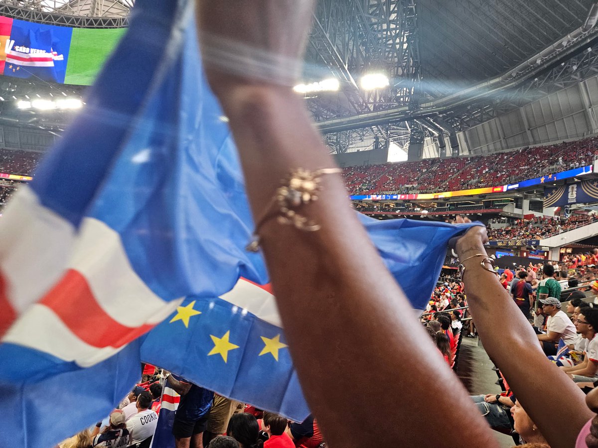 Fatimaluv21's tweet photo. Representing from Los Angeles 🇨🇻💋🫶🏾 ALWAYS in every corner of the world we stand tall with dignity 🇨🇻 #July5 🇨🇻 #CaboVerde https://t.co/OAnBWy88xf