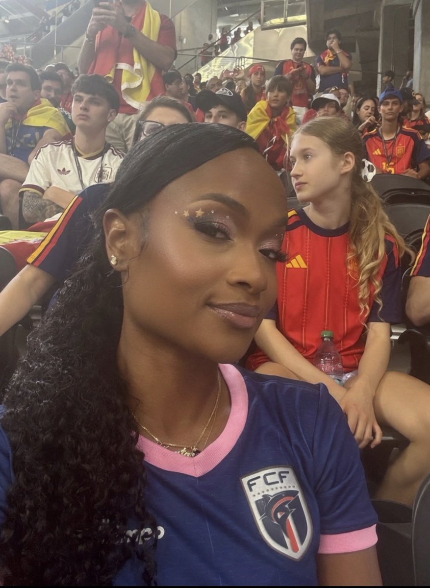 Fatimaluv21's tweet photo. Representing from Los Angeles 🇨🇻💋🫶🏾 ALWAYS in every corner of the world we stand tall with dignity 🇨🇻 #July5 🇨🇻 #CaboVerde https://t.co/OAnBWy88xf