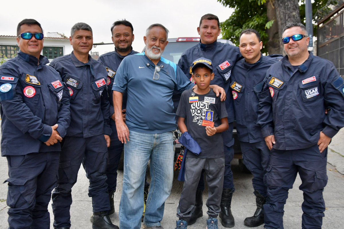 ReporteYa's tweet photo. #5Jul #Rescate
¡Moisés se abraza con sus héroes! ❤️🇨🇴🇻🇪
https://t.co/94mzR5qgqr
#EsNoticia | Una semana después de su rescate, Moisés, el niño de 11 años que permaneció atrapado bajo toneladas de escombros en La Guaira, Venezuela, se reencontró con parte del equipo del USAR COL-1 que hizo posible salvar su vida.

Durante el emotivo encuentro, los rescatistas le obsequiaron los distintivos que portan en sus uniformes y que los acreditan como un equipo élite de búsqueda y rescate con reconocimiento internacional.

En un homenaje al valor, la esperanza y la resiliencia, Moisés y su padre agradecieron a los rescatistas colombianos por no rendirse y mantener intacta la convicción de sacarlo con vida - @UNGRD