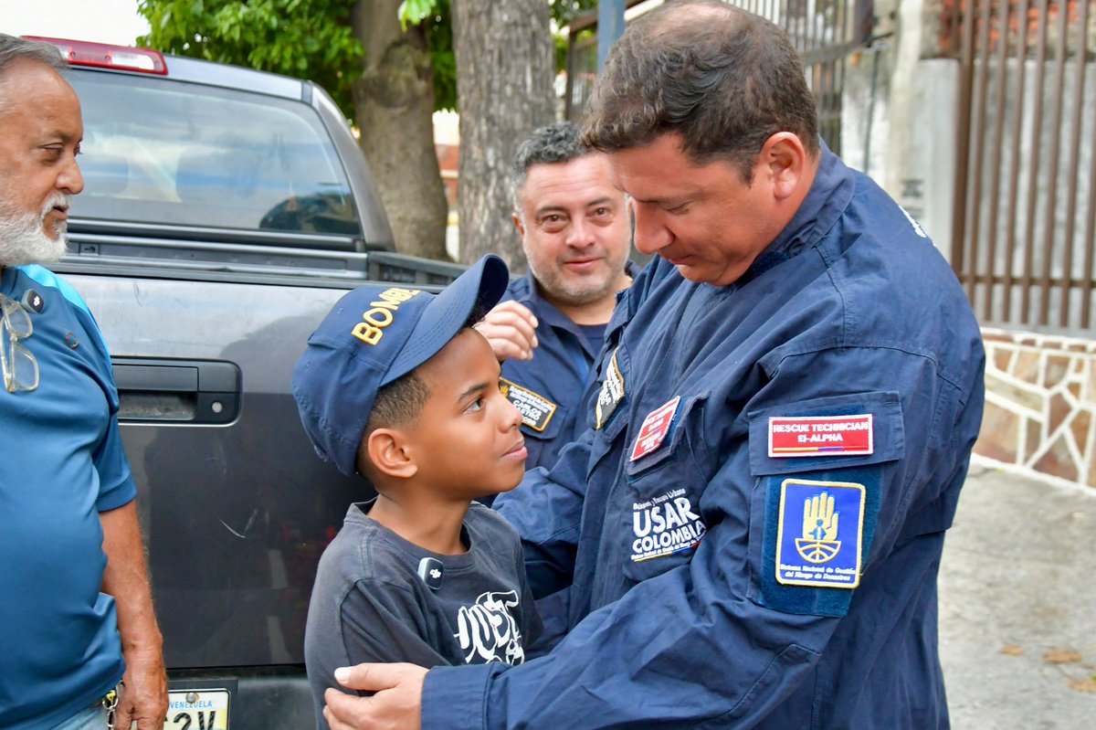 ReporteYa's tweet photo. #5Jul #Rescate
¡Moisés se abraza con sus héroes! ❤️🇨🇴🇻🇪
https://t.co/94mzR5qgqr
#EsNoticia | Una semana después de su rescate, Moisés, el niño de 11 años que permaneció atrapado bajo toneladas de escombros en La Guaira, Venezuela, se reencontró con parte del equipo del USAR COL-1 que hizo posible salvar su vida.

Durante el emotivo encuentro, los rescatistas le obsequiaron los distintivos que portan en sus uniformes y que los acreditan como un equipo élite de búsqueda y rescate con reconocimiento internacional.

En un homenaje al valor, la esperanza y la resiliencia, Moisés y su padre agradecieron a los rescatistas colombianos por no rendirse y mantener intacta la convicción de sacarlo con vida - @UNGRD