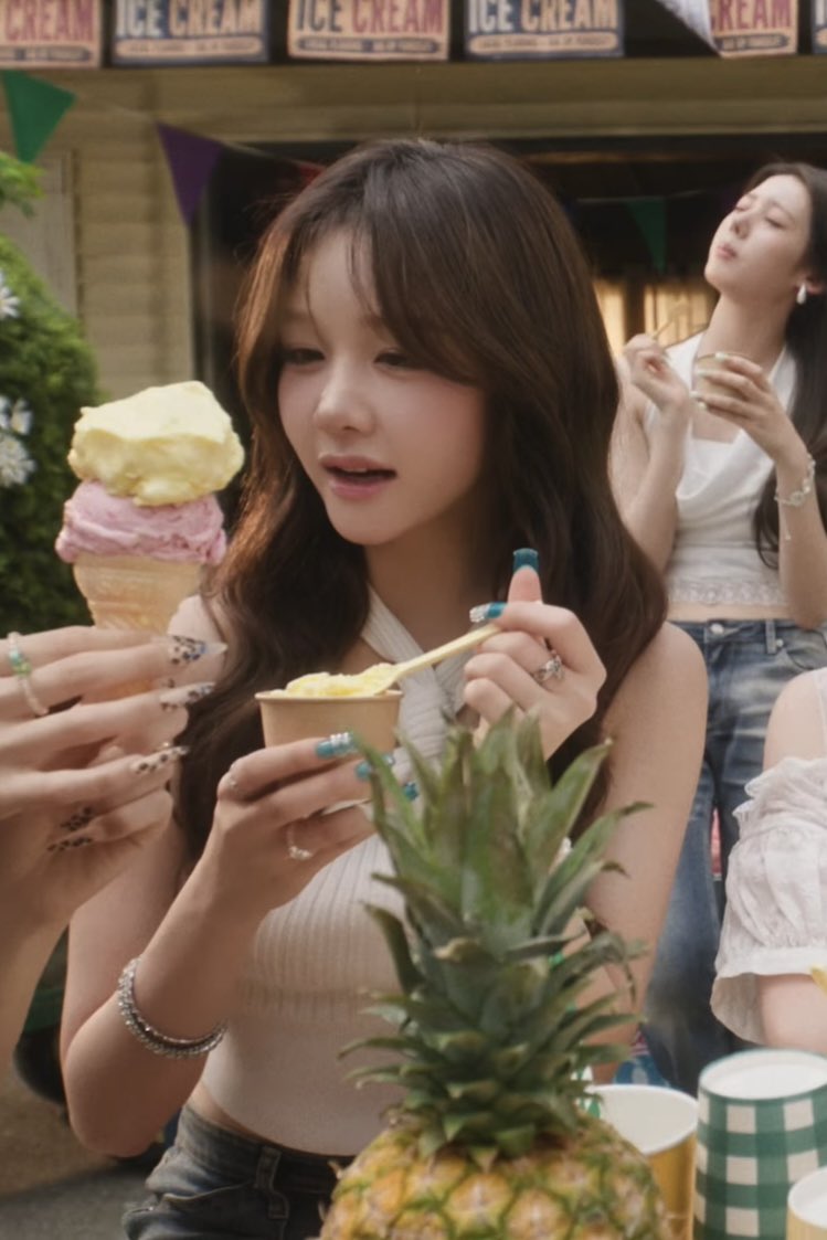 Mschaenie's tweet photo. AH I HATE PINEAPPLE SOOO MUCH BUT THIS PHARITA WITH BANGS!!! 😩😩 https://t.co/FSegw6KLBe