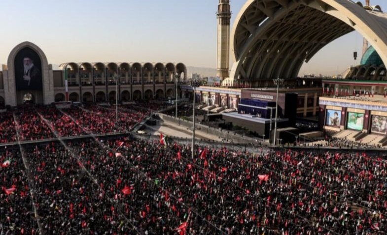 dariarahimipor's tweet photo. عشق، وقتی به اوج می‌رس با اشک و حضورِ جمعی معنا می‌یابد. بیایید در این روزِ بزرگ، در کنار هم بایستیم و در سوگِ رهبرِ عزیزمان، نجوایِ وفاداریِ خود را به گوشِ تاریخ برسانیم.
#حی_علی_العزا https://t.co/aGSV00MpwS