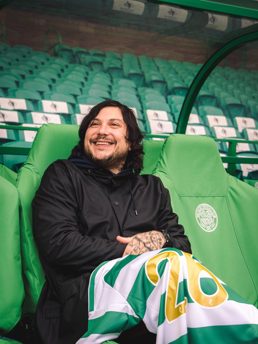 Arod_a_'s tweet photo. THIS IS WHAT LIVERPOOL SHOULD'VE DONE!!

look at his huge ass smile, he's genuinely having so much fun 😭😭😭 https://t.co/4k2ecTxgCJ