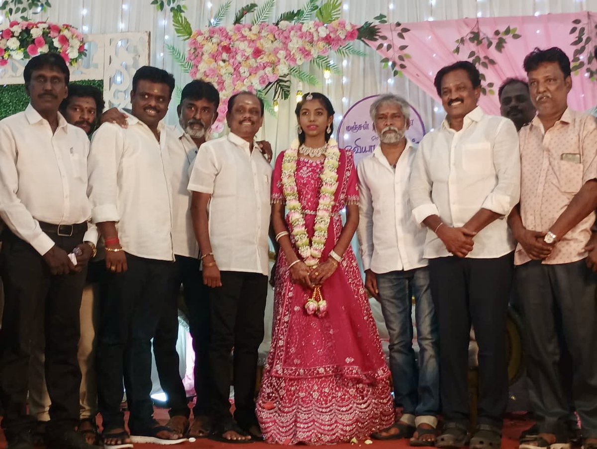 SholinghurRavi's tweet photo. ஒருங்கிணைந்த காஞ்சிபுரம் மாவட்டம் தாம்பரம் நகர ரஜினிகாந்த் ரசிகர் நற்பணி மன்ற இணை செயலாளர் S.R.ரஜினி முருகன் அவர்களின் இளைய மகள் ஓவியா முருகன் அவர்களின் மஞ்சள் நீராட்டு விழாவில் தலைவரின் சொந்தங்களோடு கலந்து கொண்டு வாழ்த்திய போது.

#Thalaivar @rajinikanth https://t.co/OG64XPjj2r