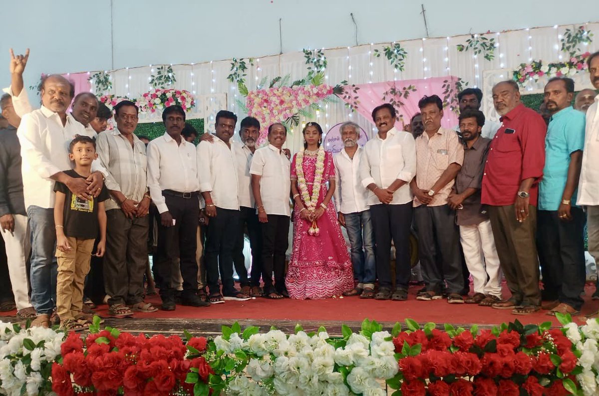 SholinghurRavi's tweet photo. ஒருங்கிணைந்த காஞ்சிபுரம் மாவட்டம் தாம்பரம் நகர ரஜினிகாந்த் ரசிகர் நற்பணி மன்ற இணை செயலாளர் S.R.ரஜினி முருகன் அவர்களின் இளைய மகள் ஓவியா முருகன் அவர்களின் மஞ்சள் நீராட்டு விழாவில் தலைவரின் சொந்தங்களோடு கலந்து கொண்டு வாழ்த்திய போது.

#Thalaivar @rajinikanth https://t.co/OG64XPjj2r