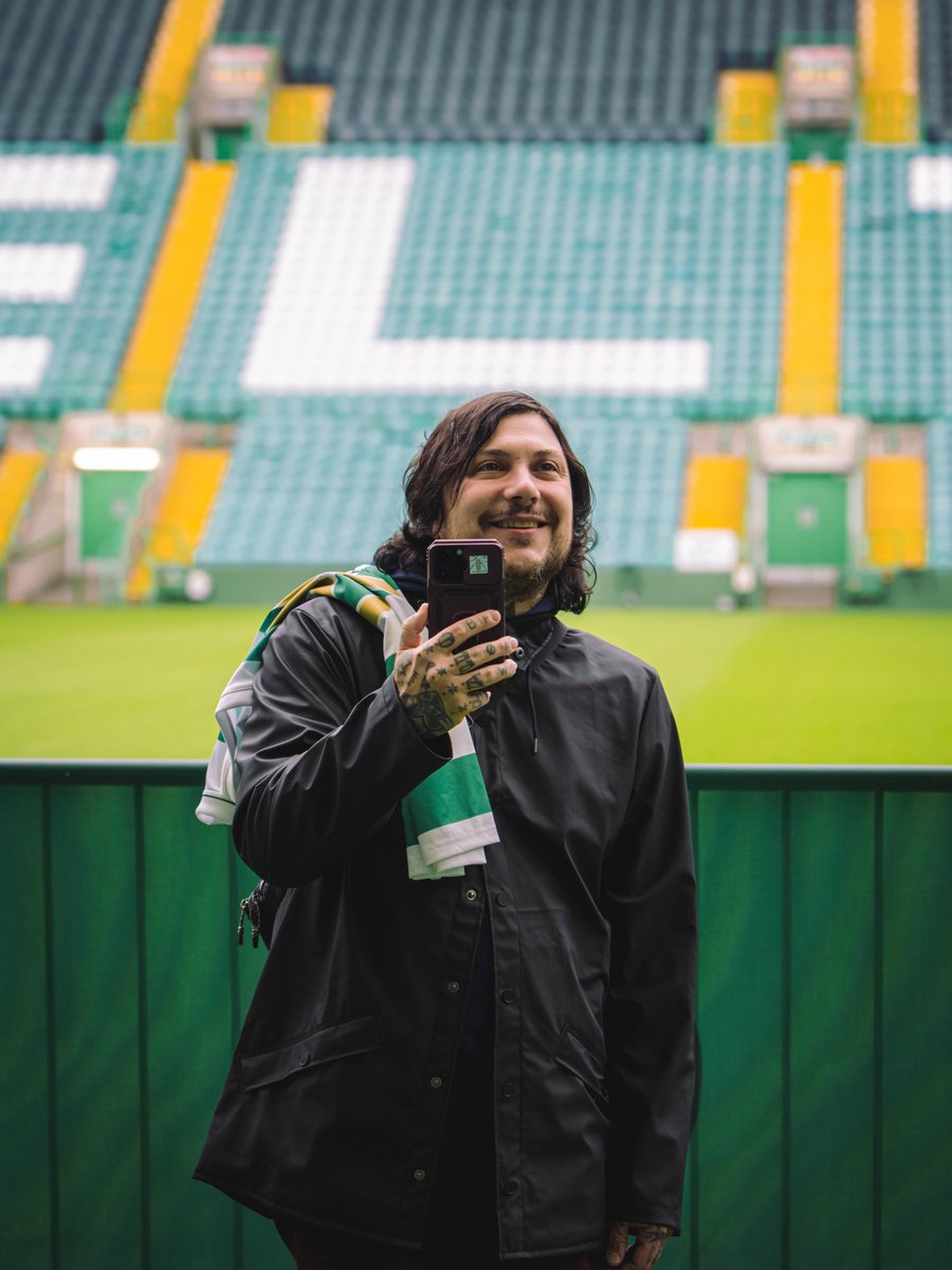 Arod_a_'s tweet photo. THIS IS WHAT LIVERPOOL SHOULD'VE DONE!!

look at his huge ass smile, he's genuinely having so much fun 😭😭😭 https://t.co/4k2ecTxgCJ