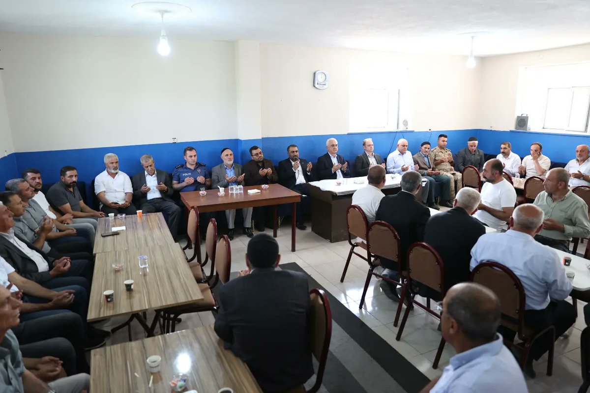 Bulank_Kymklk's tweet photo. Valimiz Sayın @Valiavnicakir, Bulanık Kaymakamımız Ömer Övünç Koşansu ve İl Jandarma Komutanımız J.Kd.Alb. Özgür Özer ile birlikte, amansız hastalık nedeniyle tedavi gördüğü hastanede hayatını kaybeden Bulanık ilçesi Cankurtaran Köyü Muhtarı Şerif Polat için düzenlenen taziyeye katıldı.

Sayın Valimiz, merhuma Allah’tan rahmet, oğlu Yıldırım Polat'a, ailesine, yakınlarına ve köy sakinlerine başsağlığı ve sabırlar diledi.#Muş

📍Cankurtaran Köyü / Bulanık