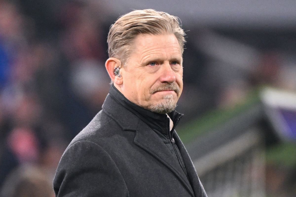 UTDAlex8's tweet photo. 🚨Peter Schmeichel on Manchester United not pursuing established stars:

🗣️Reporter: 
“Don’t you think Manchester United are missing out on world-class players?”

🗣️Peter Schmeichel: 

“No, I think this is where a proper rebuild begins. These players have already made a name for themselves, and with that comes an enormous price tag. I’m not saying they aren’t fantastic players. They absolutely are, but I don’t think that’s the smartest way to rebuild.

The real challenge is finding the next Casemiro or the next Paul Pogba before the rest of the world sees their potential. You have to identify talent early, bring them into your system, develop them, and allow them to grow into world-class players.

Look at what PSG have done with Vitinha and João Neves. They invested in young, high-potential players, trusted the process, and now they’re among the best midfielders in Europe. That’s the kind of recruitment model Manchester United should be aiming for.”