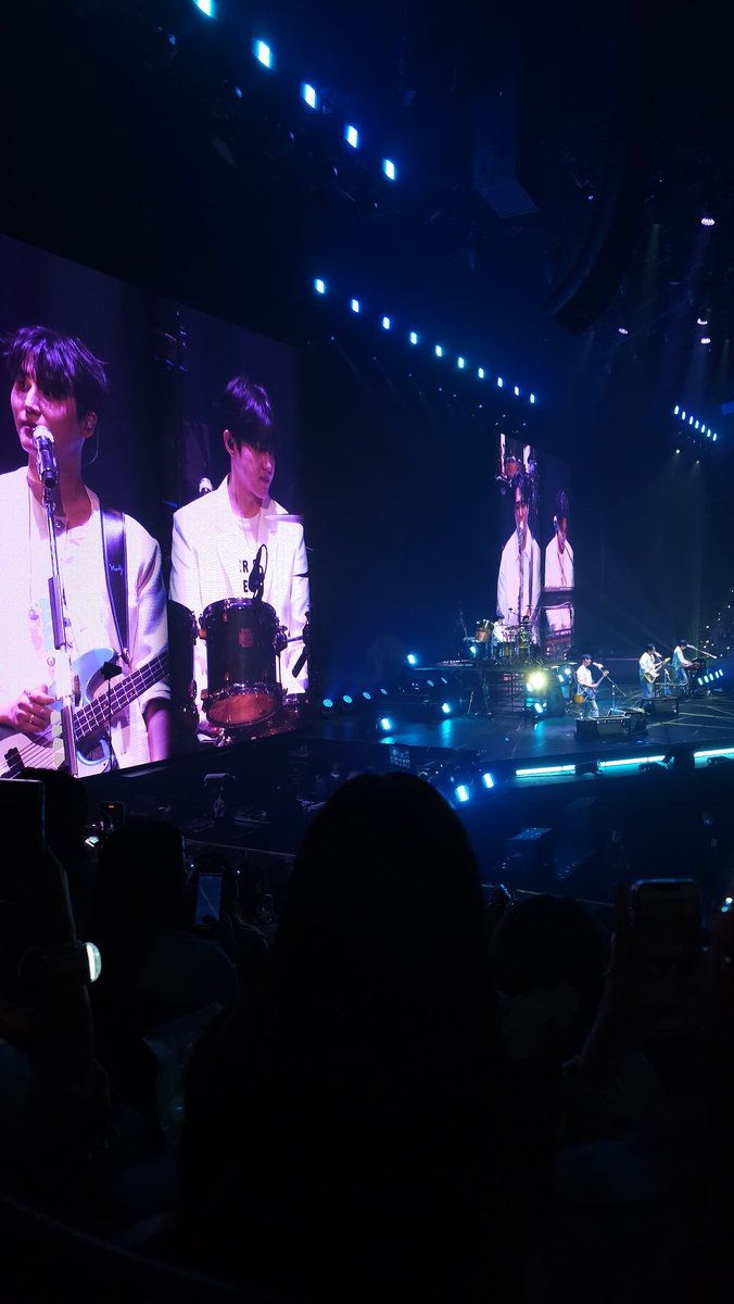 luminousdoyoung's tweet photo. since the tour concluded today, let me just say i am really happy i got to see them with my own eyes and sing together till my throat went completely dry. it was truly the most special night in my life. thank you day6 forever. please take care you yourselves.❤️
#thedecadeinmanila https://t.co/FgnHWKVAvV