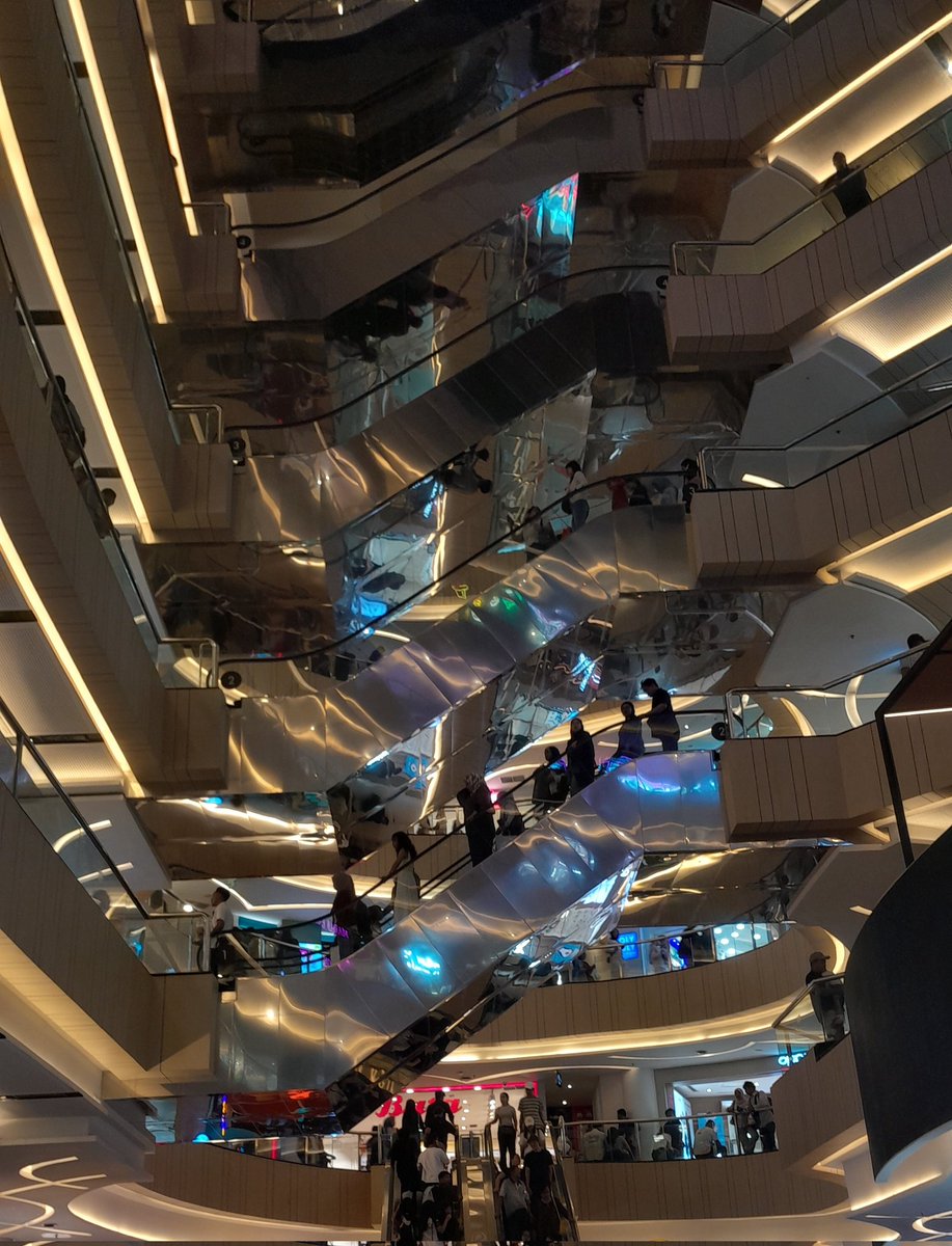 risolwes's tweet photo. Walaupun agak crowded, but still happy https://t.co/1FBpO9NQnv