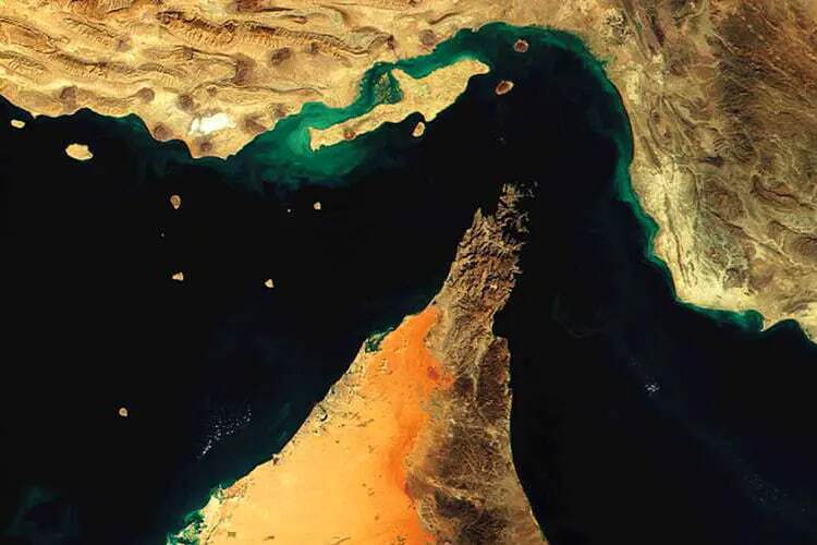 hamedmo1374's tweet photo. کنترل تنگه هرمز فقط یک اقدام نظامی نیست؛ یک بازدارندگی اقتصادیِ تمام‌عیار است. 
وقتی یک‌چهارم زنجیره تامین جهان از این نقطه عبور می‌کند، ایران می‌تواند بدون شلیک یک موشک، معادلات جهانی را تغییر دهد. 
#قرن_جدید
 #بازدارندگی_اقتصادی https://t.co/0N94mM5YkU