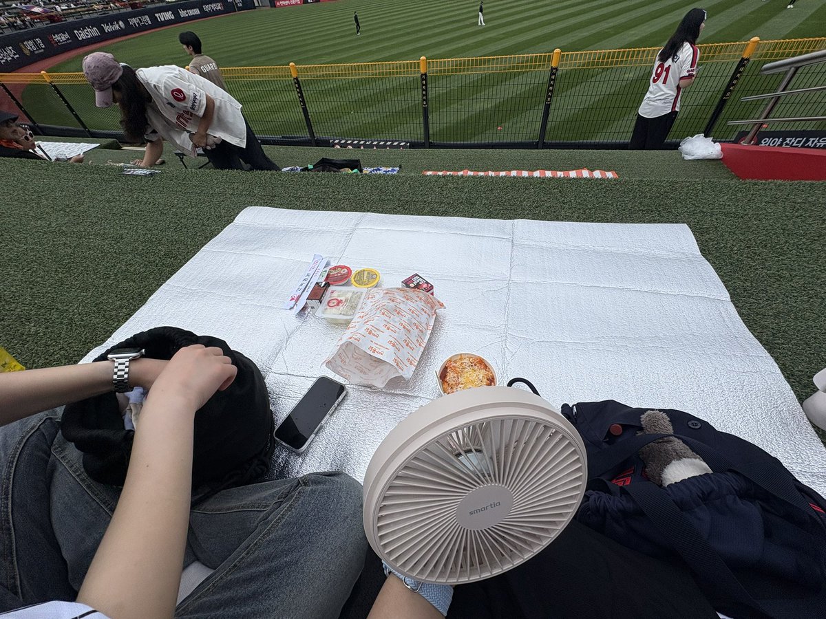 starxchx's tweet photo. 피크닉했다..
근데이제앞에서공놀이도보여주고비도쏟아짐 https://t.co/wdceN6snQJ