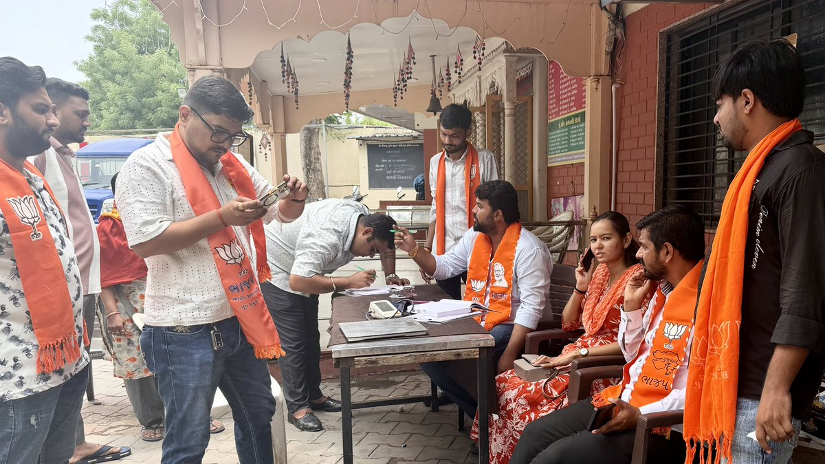 NayanVanzara's tweet photo. આજે ભારતીય જનતા યુવા મોરચા, નવા વાડજ વૉર્ડ દ્વારા ડૉ. શ્યામા પ્રસાદ મુખર્જીજીની 125મી જન્મજયંતિ વર્ષ નિમિત્તે આયોજિત રક્તદાન શિબિરમાં સાબરમતી વિધાનસભા ના ધારાસભ્ય શ્રી ડૉ હર્ષદભાઈ પટેલ અને નારણપુરા ના ધારાસભ્ય શ્રી જીતુભાઈ પટેલ ઉપસ્થિત રહી સેવાકીય કાર્યમાં સહભાગી બન્યા.. https://t.co/rl5Rlaig7Y
