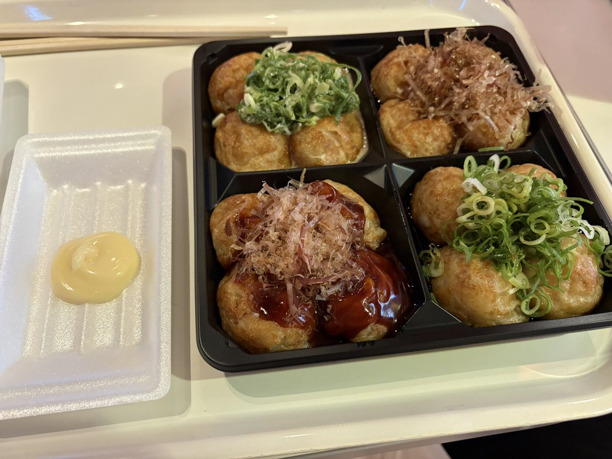 Sena_track800's tweet photo. 関西2日目 大阪編

2日目からは京都を離れ大阪に移動してました🥲
翌日のユニバに備えユニバ周辺を探索し近くにあったたこ焼きで満喫しておりました🫶

たこ焼き大好きな私からしてたこ焼き食べれてもう幸せでした☺️
盛り合わせ色々食べれていいんやけど多いんよなぁ😇 https://t.co/q0jzdsh4Hn