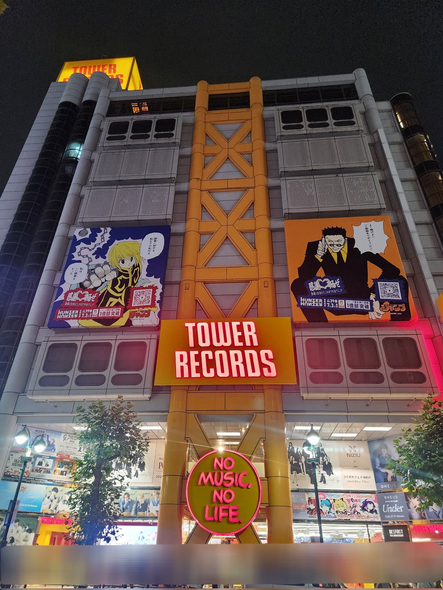 m0509o's tweet photo. 昼と夜でちょこちょこ回ったんだけど、たくさんの人がこの企画に参加してて、ほんとすごい作品だなぁ～って思った。個人的にはイルミの配置と台詞がかわいくて好き💚アニメの続き見たい～！！
#渋谷HUNTER街 https://t.co/Ktw6FKtABU