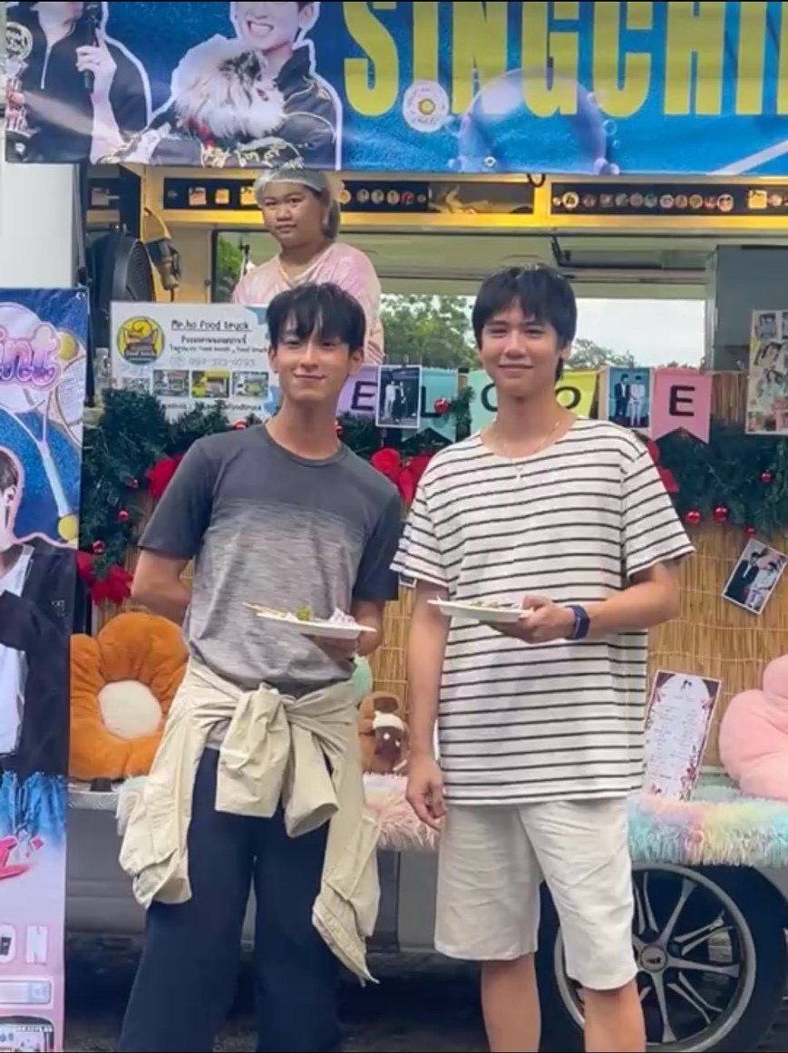 SsingChimonCNFC's tweet photo. 星萌🤎💛星萌打卡餐车
SingChimon～260705

中国星萌粉非常幸运，完成了属于SingChimon的第一次餐车应援。
我们热切期待未来更多的双向奔赴。
🤎💛

Thank To
@ssingss @Chimonac 
Thank to all Chinese SingChimon fans

#MatchPointSeries
#SingChimon
#ซิงชิม่อน 
#SingHarit
#ChimonWachirawit https://t.co/ncjLbA3EP1