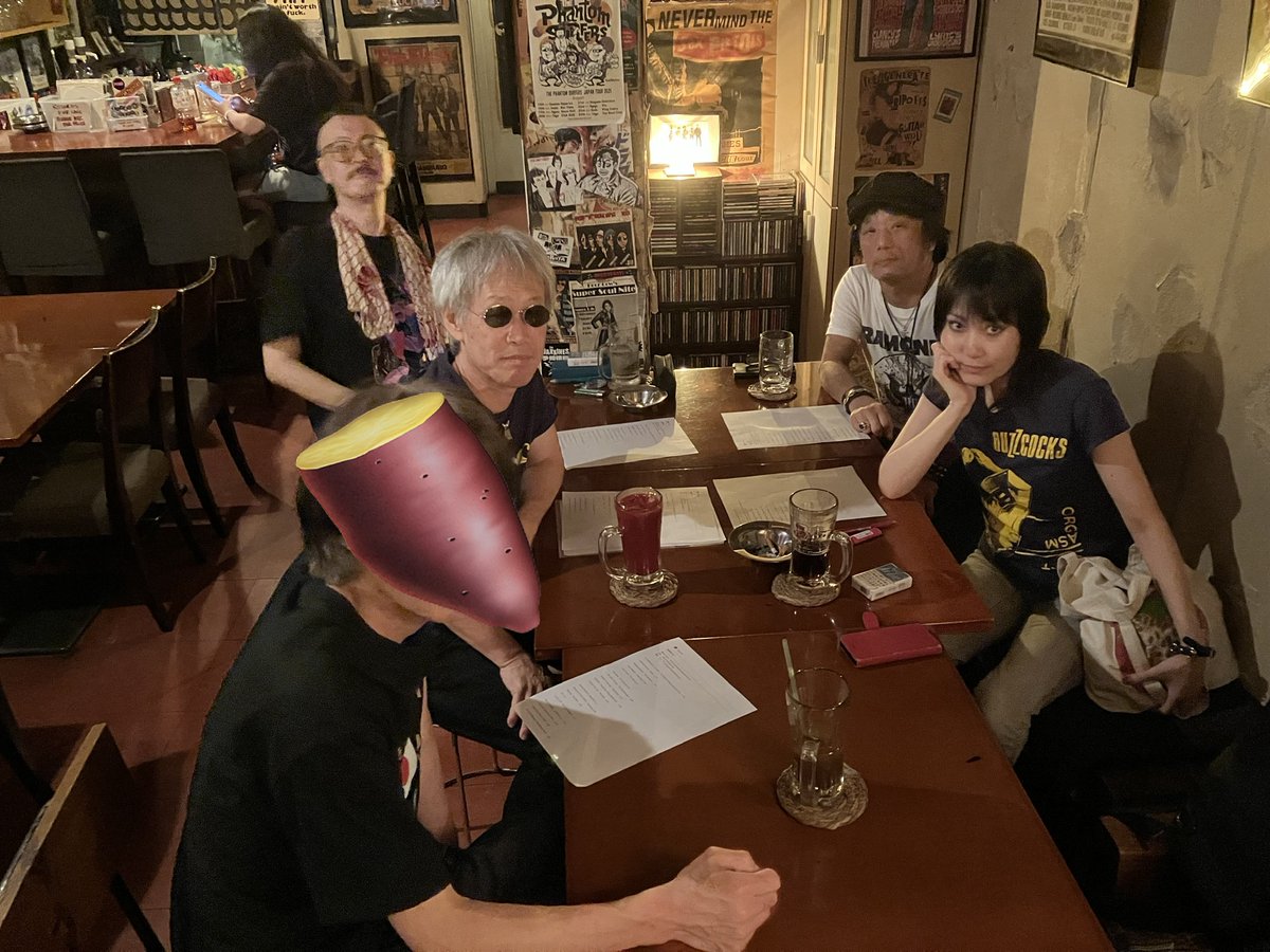 opium_703's tweet photo. 昨日は昼過ぎからヒ・ミ・ツの会合～いつもンとこでご飯～たまり場
あ、焼き芋のスタンプの人は「イモっぽい」のではなく
濡れた傘を入れるのために焼き芋を入れる包み紙を携帯してるから🤣🍠 https://t.co/QjT5J8O4cy