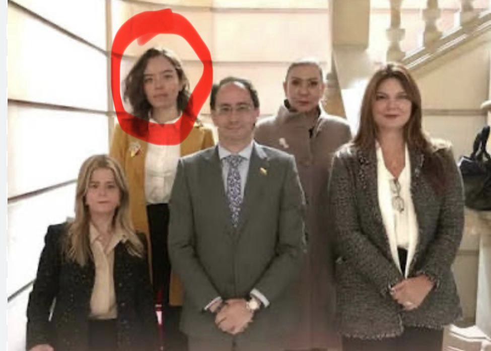 alazamo123's tweet photo. El empalme entre un gobierno saliente y uno entrante supone el análisis de asuntos de enorme complejidad; como la política pública, finanzas, contratación estatal, ejecución presupuestal, administración pública y múltiples sectores estratégicos del Estado. Por ello, es apenas razonable que los ciudadanos nos preguntemos si la bachiller Jerome Sanabria, @SoyJerome__ cuenta con la experiencia, la formación y los conocimientos necesarios para integrar el Comité Nacional de Empalme, un equipo encargado de una responsabilidad de semejante trascendencia.

La inquietud es aún mayor si se tiene en cuenta que en Colombia existen millones de profesionales altamente calificados, con formación y trayectoria en la gestión pública, que pudieron aportar conocimiento técnico y experiencia a un proceso tan determinante para el futuro del país.

En ese contexto, la decisión de José Manuel Restrepo-@jrestrp vicepresidente electo y Abelardo De la Espriella- @DELAESPRIELLAE presidente electo, no solo representa una oportunidad desperdiciada para fortalecer técnicamente el empalme, sino que también plantea serias dudas sobre los verdaderos criterios de selección. ¿Primó el mérito, la capacidad profesional, la experiencia, la confianza personal, la cercanía política o la representación de algún sector? ¿O, como muchos ciudadanos percibimos, se trata simplemente de una decisión que termina convirtiéndose en una burla abierta a más de 50 millones de colombianos?
👇👇👇👇👇