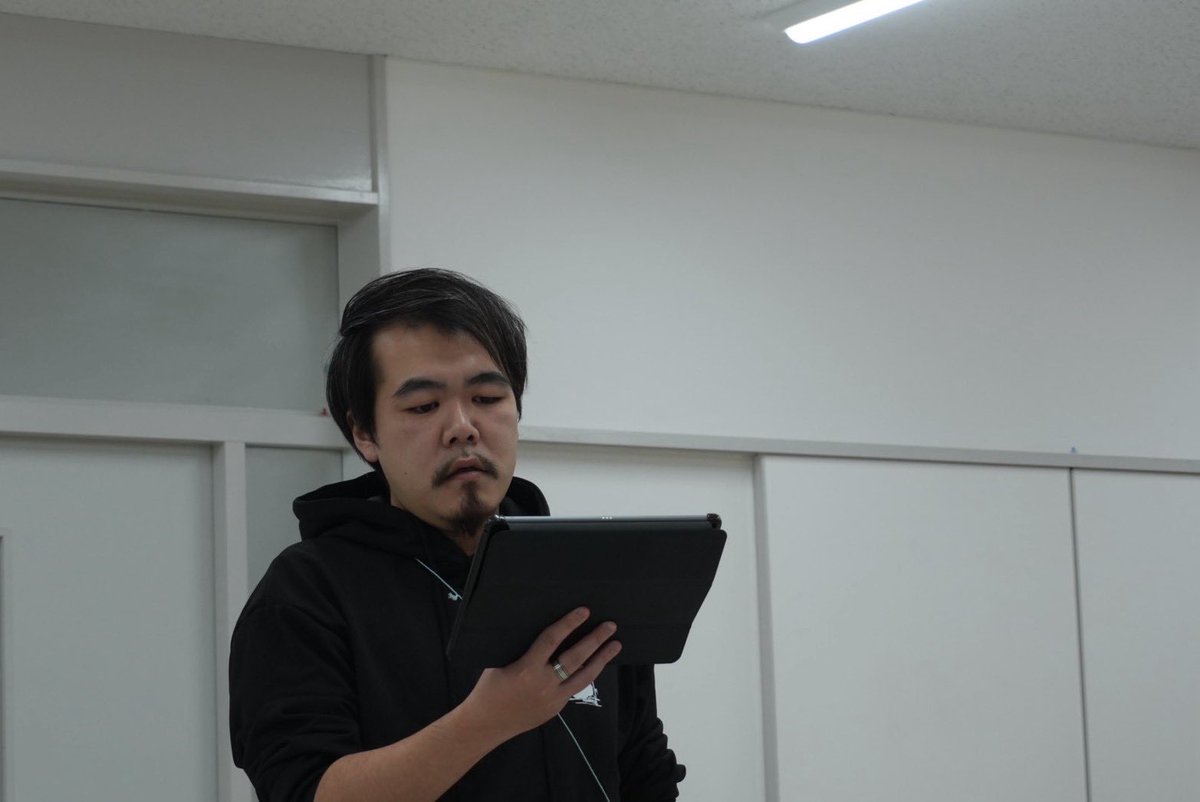 HINOYUYA706's tweet photo. 私事ですが誕生日を迎えました。
また一つ実年齢が見た目年齢に近づくことになります。
もしかしたらアキレスと亀のようにこの差は埋まらないかもしれませんが、32歳の日野もどうぞよろしくお願いいたします！ https://t.co/jJvinCpmRx