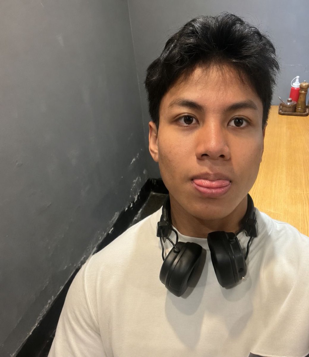 ris0lmayoooo's tweet photo. Profil Excellencyano Raveldo Neno, mahasiswa Korea University ber-IPK 4,03 yang jadi peserta Clash of Champions Season 3:

- Excellencyano Raveldo Neno merupakan mahasiswa Korea University angkatan 2024 dari Program Studi Business Administration.

- Excell berhasil diterima di Korea University, salah satu anggota SKY Universities, kelompok tiga universitas paling bergengsi di Korea Selatan.

- Ia merupakan penerima Challenge Scholarship dari Korea University sebagai bentuk apresiasi atas prestasi dan potensi akademiknya.

- Di bidang olahraga, Excell berhasil meraih Bronze Medal pada kompetisi Badung Sport Tourism 2024 cabang olahraga Finswimming.

- Sebelum melanjutkan pendidikan ke Korea Selatan, Excell merupakan alumni SMA Negeri 1 Kuta Utara, Bali.

- Selama berkuliah, Excell aktif membangun jejaring internasional serta membagikan pengalaman studinya di Korea Selatan melalui media sosial.

- Berkat kemampuan akademik, komunikasi yang baik, serta pengalaman belajar di salah satu universitas terbaik Asia, Excell terpilih menjadi salah satu peserta Clash of Champions Season 3.

- Dalam Clash of Champions Season 3, Excell dikenal sebagai peserta yang percaya diri, komunikatif, memiliki gaya berbicara yang santai dan “tengil”, namun mampu membuktikan kemampuannya saat menghadapi berbagai tantangan.

- Excell lahir di Denpasar pada 24 Februari dan kini menjadi salah satu mahasiswa Indonesia yang menempuh pendidikan di Korea University dengan prestasi akademik maupun nonakademik yang terus berkembang.