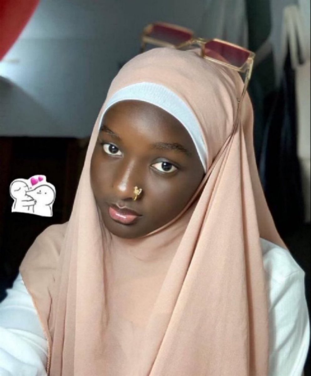 _Zuwairah's tweet photo. Hi, Im single 😭 https://t.co/9PeUFmnsQq