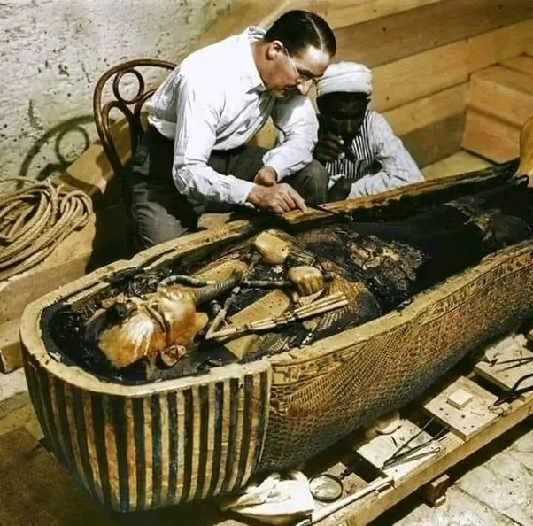 Alcesarlosuyo's tweet photo. El sarcófago de Tutankamón está fabricado en oro puro de una calidad extraordinaria. El grado de pureza que alcanzaron los orfebres del antiguo Egipto no fue igualado por la ciencia moderna hasta principios del siglo XX. Un solo bloque de ese oro alcanza los 110 kilogramos. No existe en el mundo otro bloque de oro macizo de ese peso. La precisión del entrelazado y la incrustación de turquesas, ágatas, lapislázulis y otras piedras semipreciosas es tan perfecta que no tiene parangón en ninguna otra civilización. Miles de diminutas piezas permanecen firmemente colocadas en su sitio, sin que ninguna se haya desprendido tras más de 3.500 años enterradas en el ardiente desierto egipcio.Esta combinación de magnificencia, belleza abrumadora y maestría técnica nunca se ha vuelto a repetir en la historia humana. Ni siquiera con la tecnología actual es posible reproducir algo semejante.Estamos ante la cima del genio artesanal de la humanidad, el punto más alto de la habilidad manual desde que el ser humano existe sobre la Tierra.