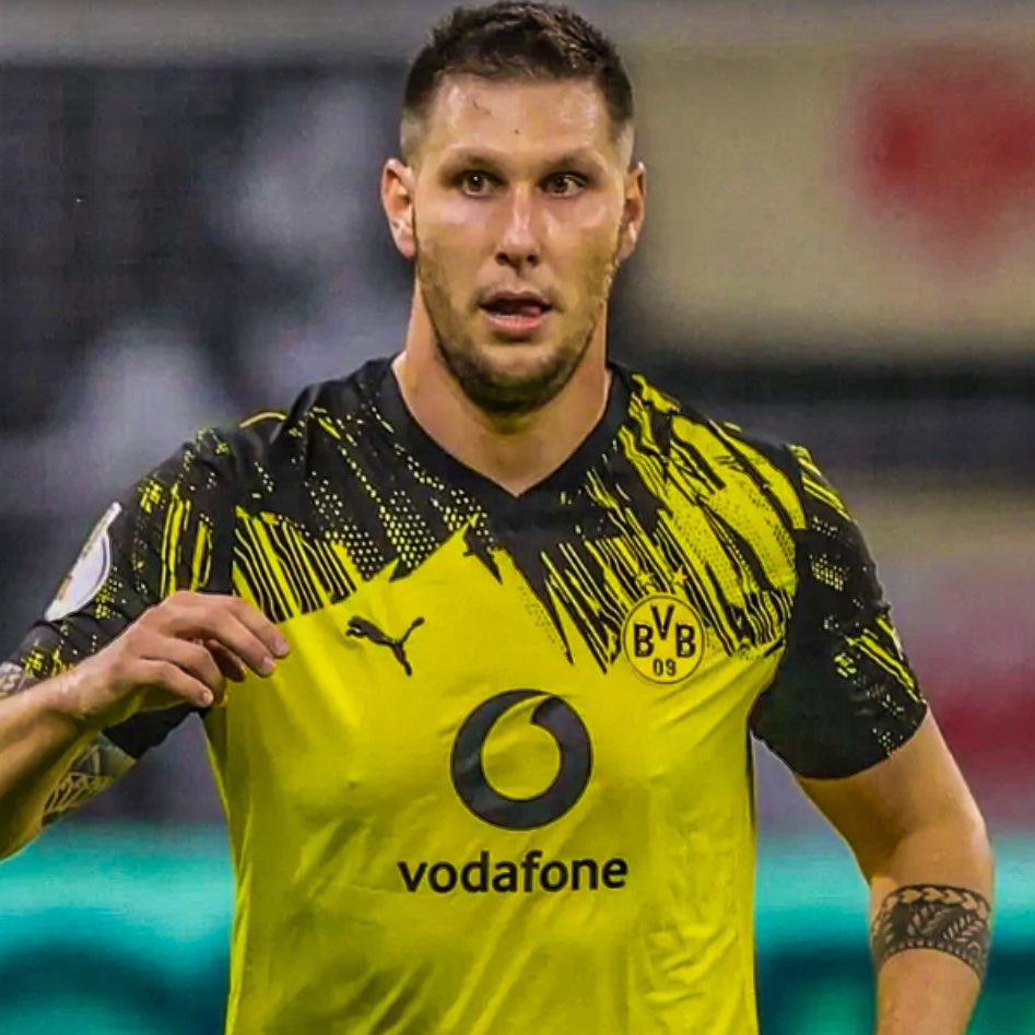 eurofootcom's tweet photo. 🚨🇩🇪 𝐁𝐑𝐄𝐀𝐊𝐈𝐍𝐆 | Niklas Süle (30) is signing for German amateur team SV Tiefenbach, reports @Plettigoal.💛🖤✅

Süle: "I'm looking forward to experiencing football from a different perspective again, where it’s purely about the game itself and not about business or money." https://t.co/LrhNTSN0EF