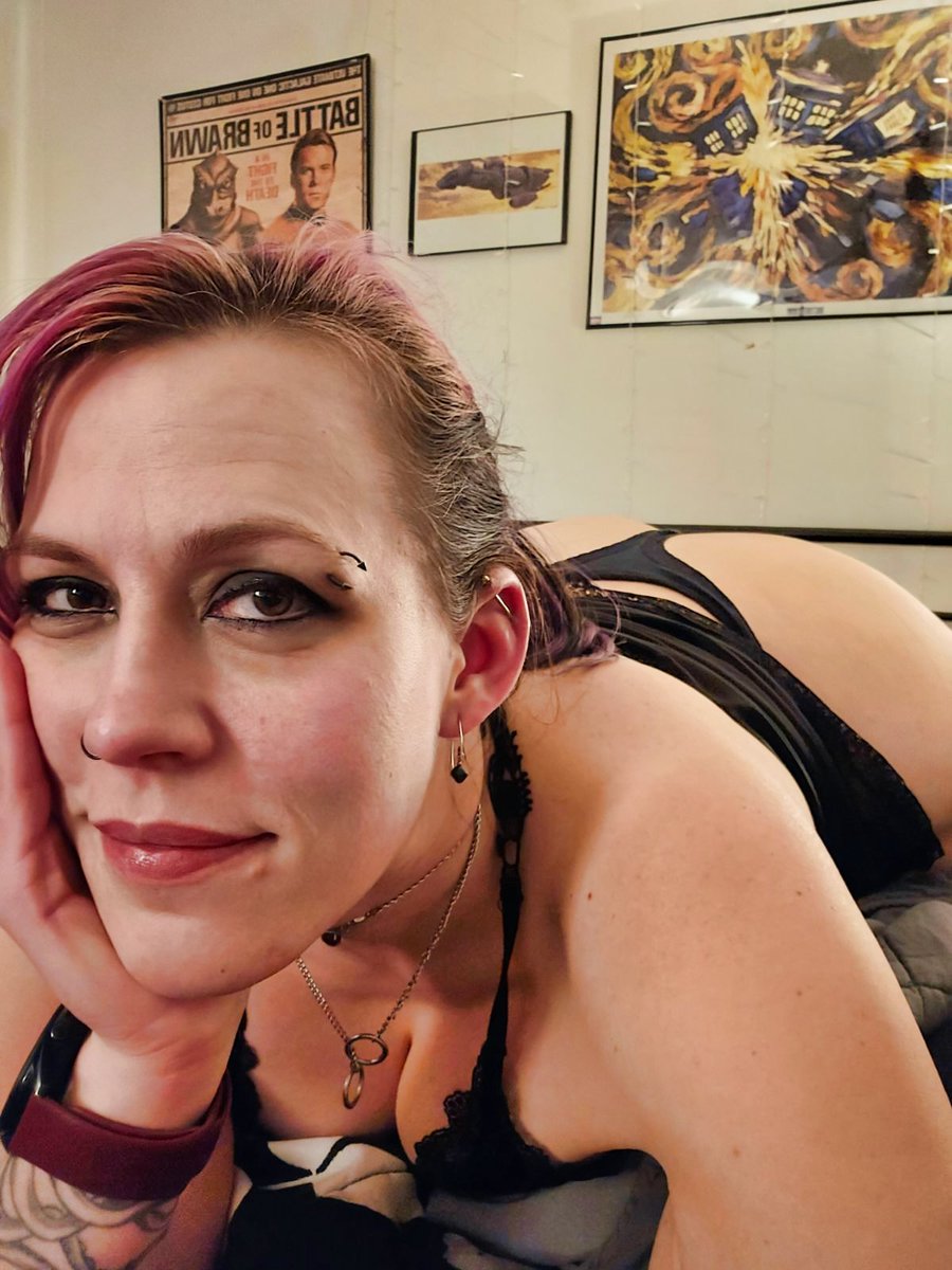 Sapph__Fyre's tweet photo. Should I get out of bed? https://t.co/MNmuSRpf8c