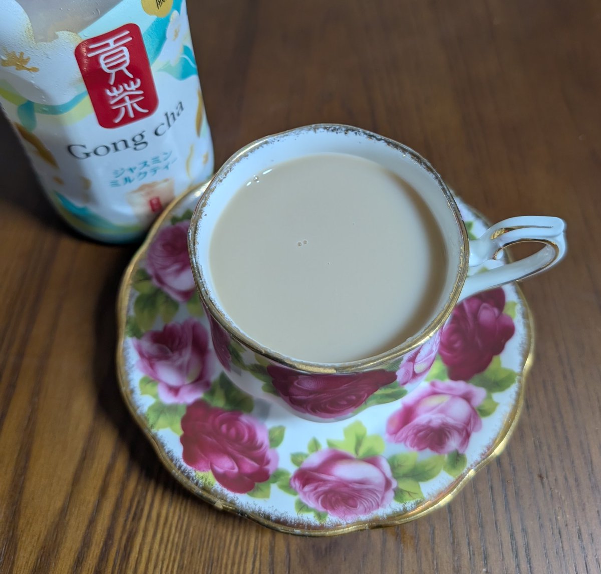 Iris_Torrefie's tweet photo. 今夜は #貢茶 のジャスミンミルクティーと #ステラおばさんのクッキー で夜お茶しました💜
華やかな香りのジャスミンミルクティーと桃と紅茶の風味が美味しいピーチティー🍑のクッキー。
冷たいミルクティーなので爽やかに楽しめました。
#木漏れ日のお茶会 
#茶好連 https://t.co/L6G8SMYTkA