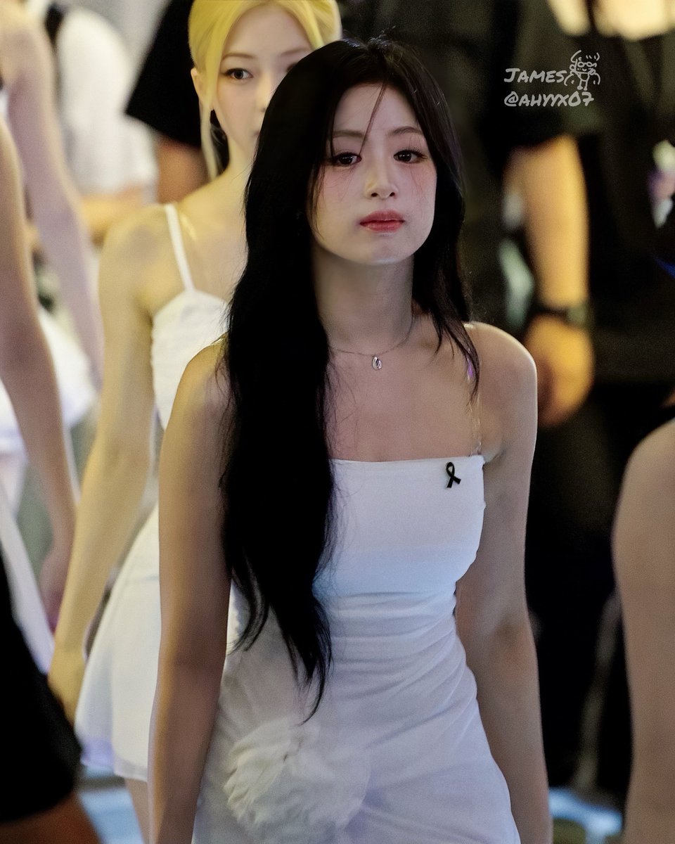 ahyyx07's tweet photo. 260705 RAGNAROK 🇹🇭

🤏🏻

#AHYEON #아현 #정아현
#BABYMONSTERxRAGNAROK
#BABYMONSTER #베이비몬스터 https://t.co/kP1ul8F8nt