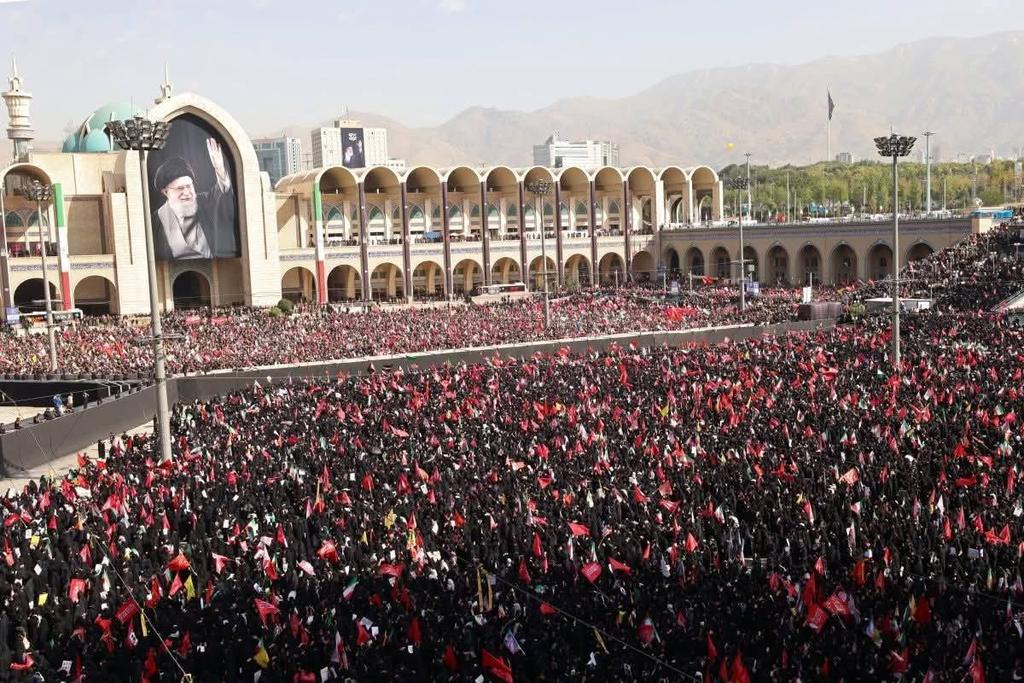 sahelbrut3's tweet photo. Les obsèques du guide Iranien Ali Khamenei. La télé Iraniene parle de 20 millions de personnes sorties pour pleurer le guide. Qu'Allah lui accorde Paradis Firdaous et que la paix rége au moyen orient 🤲 https://t.co/JssNPIKfic