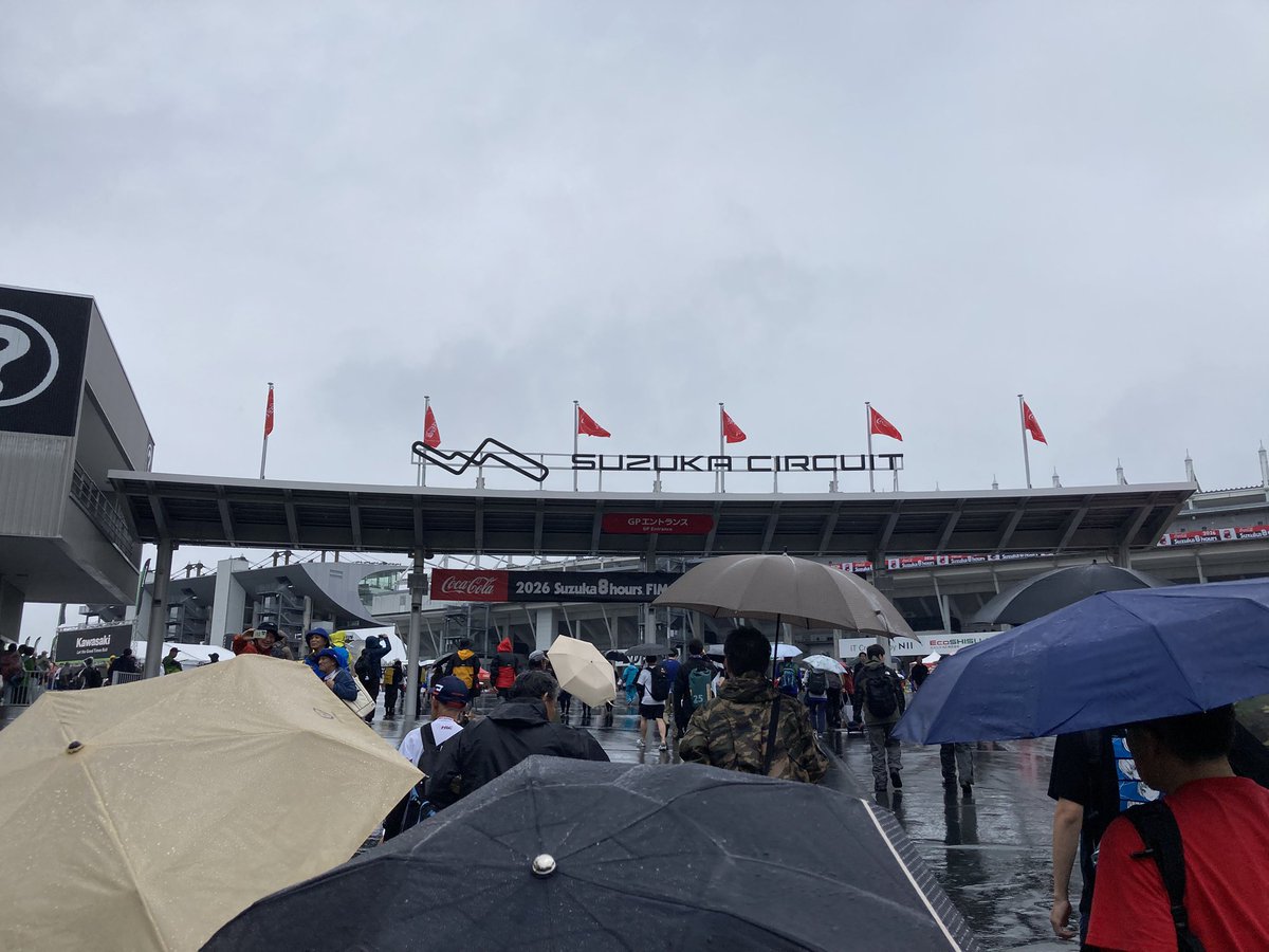waramidesu's tweet photo. 初の8耐はずぶ濡れ帰宅で終了！！
最後まで残って良かった😭感動😭 https://t.co/AksWARKH2n
