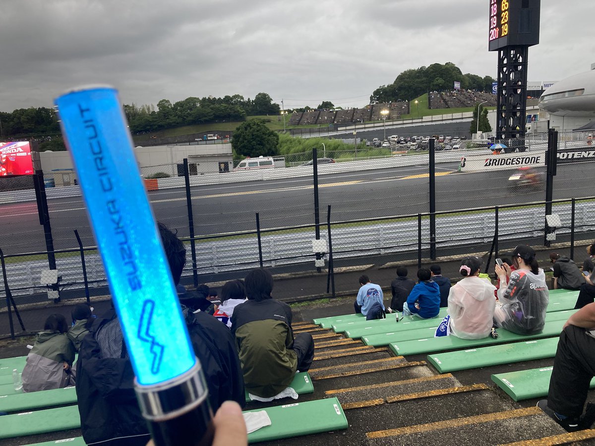 waramidesu's tweet photo. 初の8耐はずぶ濡れ帰宅で終了！！
最後まで残って良かった😭感動😭 https://t.co/AksWARKH2n