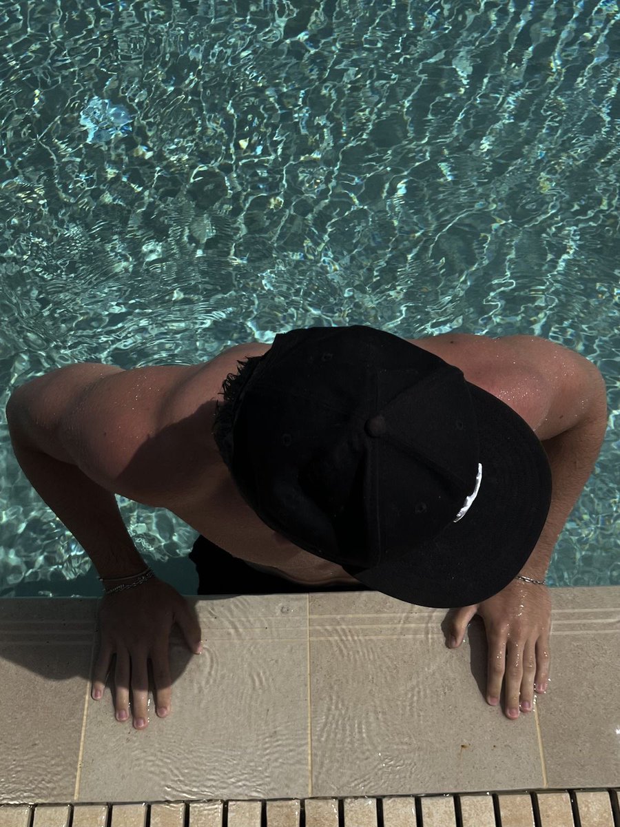 anterosorwhat's tweet photo. thank god che esistono le piscine https://t.co/LdNBiUDcOI