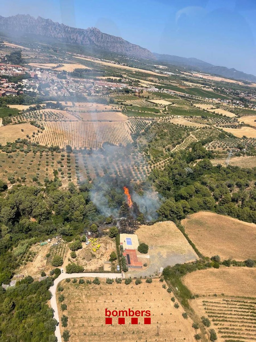 bomberscat's tweet photo. Treballem en un incendi de vegetació forestal i agrícola a la població de Can Claramunt, a Piera (14.46h @112). Hem fet diverses descàrregues amb mitjans aeris a la cua i el flanc dret. La cua de l'incendi es troba al fons d'un barranc de difícil accés. 

10🚒 #bpmberscat
2 AVA🛩️ https://t.co/wX0HGb70Bo