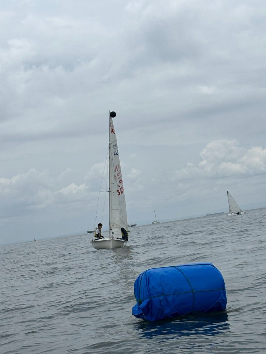 ruyc1973's tweet photo. 立正大学ヨット部です⛵️

今回は1年生に陸トレでタック、ジャイブなどの基本的な動作確認を行った後に出艇。
海に出た後は帆走練習を行いました。
全員まだまだ足りない部分が多く改善点がいくつも残る練習日でした。
改善点を確認し、どしどし上達していきます💪💪
#立正大学　#ヨット部　#ヨット https://t.co/sttBu6UbaD