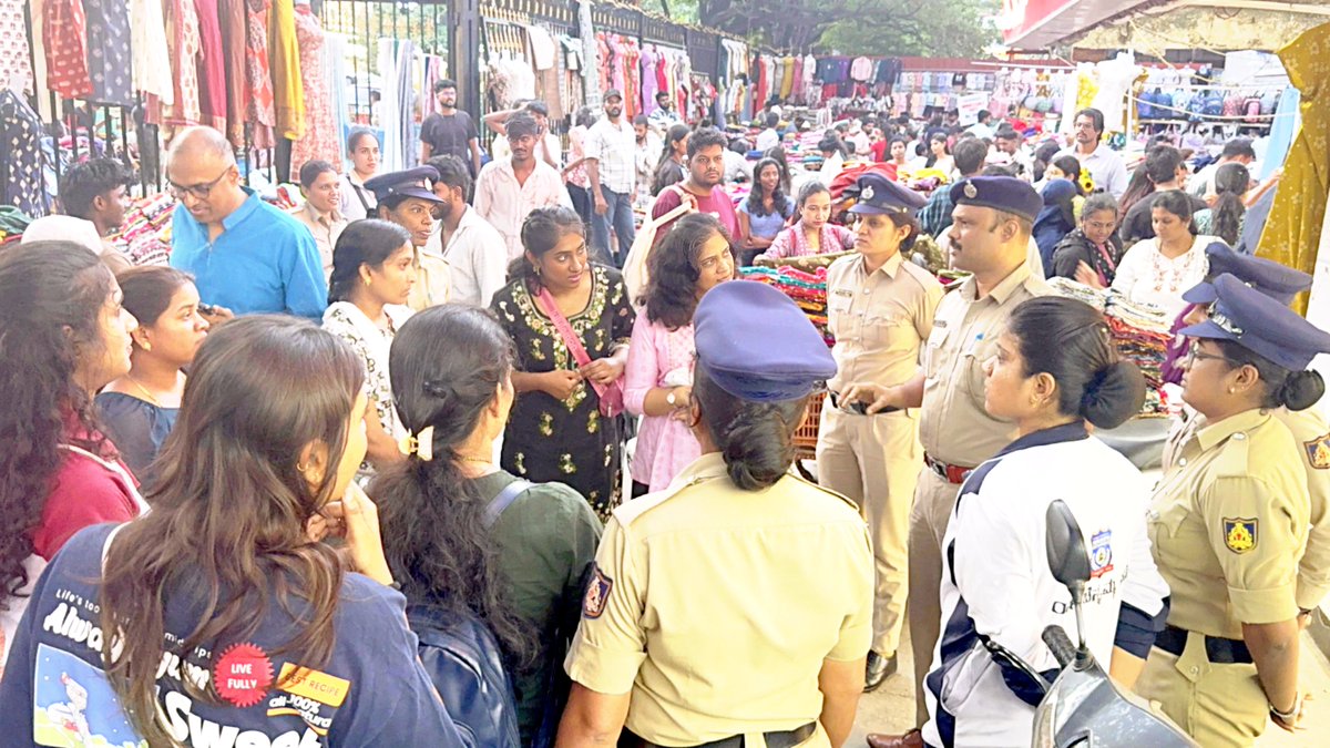DCPSouthBCP's tweet photo. ಮಾನ್ಯ ಪೊಲೀಸ್ ಆಯುಕ್ತರ ಆದೇಶದಂತೆ, ದಕ್ಷಿಣ ವಿಭಾಗದ ಜಯನಗರ 4th ಬ್ಲಾಕ್‌ನ ಪ್ರಮುಖ ಕಾಂಪ್ಲೆಕ್ಸ್ ಹಾಗೂ ರಸ್ತೆಗಳಲ್ಲಿ ದಿನಾಂಕ 05-07-2026 ರಂದು 'ರಾಣಿ ಚೆನ್ನಮ್ಮ ಪಡೆ'ಯಿಂದ ವಿಶೇಷ ರೂಟ್ ಮಾರ್ಚ್ ನಡೆಸಿ, ಮಹಿಳೆಯರ ಸುರಕ್ಷತೆಗಾಗಿ ಇರುವ KSP App ನ 'Safe Connect' (SOS) ಫೀಚರ್, Safety Island ಗಳು ಮತ್ತು ಮಹಿಳಾ ನೆರವು ಕೇಂದ್ರಗಳ ಕುರಿತು ಸಾರ್ವಜನಿಕರಿಗೆ ಸಂಪೂರ್ಣ ಅರಿವು ಮೂಡಿಸಲಾಯಿತು. ಮಹಿಳೆಯರ ಸುರಕ್ಷತೆ ಹಾಗೂ ಭಯಮುಕ್ತ ವಾತಾವರಣಕ್ಕಾಗಿ ಇಂತಹ ಕಾರ್ಯಾಚರಣೆಗಳು ನಿರಂತರವಾಗಿ ಮುಂದುವರೆಯಲಿವೆ. #RaniChennammaPade #WomensSafety #BCP
#SafeConnect #SafetyIsland #WomenHelpDesk
