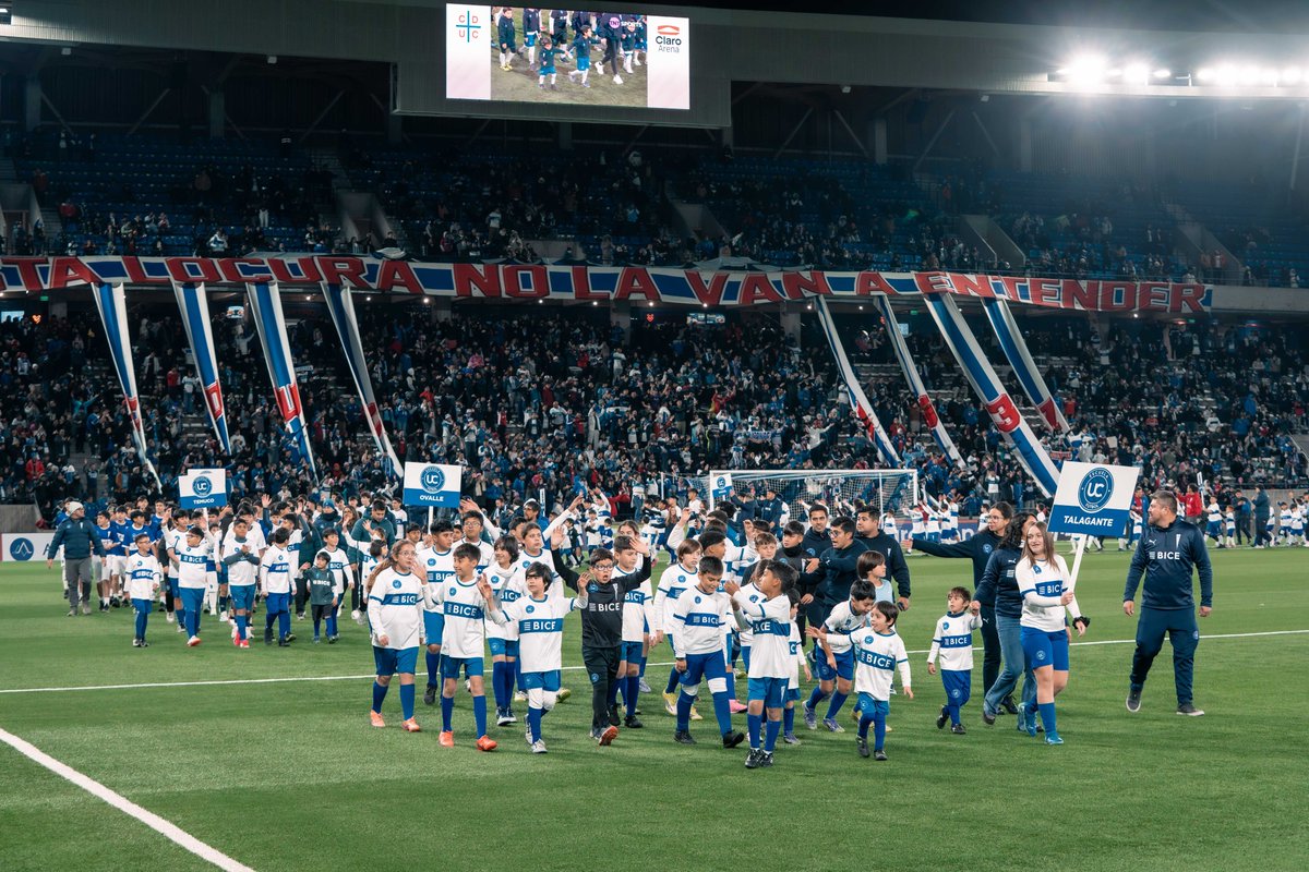 Cruzados's tweet photo. Una experiencia que quedará grabado en cada uno de nuestros muchachos 🤍💙

En el entretiempo de #LosCruzados vs Copiapó, 25 Escuelas Filiales UC de distintas partes de nuestro país desfilaron en casa, en Claro Arena, bajo el aplauso de miles de hinchas 👏

¡Qué lindo es ser de la UC! ✨