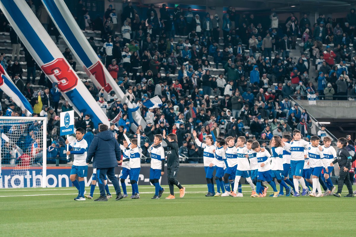 Cruzados's tweet photo. Una experiencia que quedará grabado en cada uno de nuestros muchachos 🤍💙

En el entretiempo de #LosCruzados vs Copiapó, 25 Escuelas Filiales UC de distintas partes de nuestro país desfilaron en casa, en Claro Arena, bajo el aplauso de miles de hinchas 👏

¡Qué lindo es ser de la UC! ✨