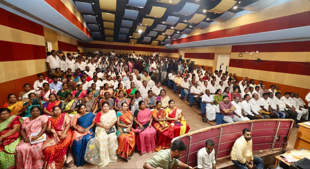 Udhaystalin's tweet photo. நம் உயிரோடும் – உணர்வோடும் கலந்திருக்கும் முத்தமிழறிஞர் கலைஞர் அவர்களின் 103-ஆவது பிறந்த நாளை முன்னிட்டு கழகத்தலைவர் @mkstalin அவர்களின் வழிகாட்டுதலின்படி, சென்னை தென் மேற்கு மாவட்டக் கழகத்துக்கு உட்பட்ட பகுதிகளில் சென்ற ஜுன் மாதம் முழுவதும் சுமார் 256 நலத்திட்ட நிகழ்ச்சிகளை கழக நிர்வாகிகள் நடத்தி இருக்கிறார்கள்.

அவர்களுக்கான பாராட்டு விழா அடையாறு முத்தமிழ் மன்றத்தில் இன்று நடைபெற்ற போது, அதில் பங்கேற்றோம்.

ஆட்சிப்பொறுப்பில் இருந்தாலும் இல்லாவிட்டாலும் என்றும் மக்களுக்கான களத்தில் தி.மு.கழகம் முன்வரிசையில் நிற்கும் என்பதை உறுதி செய்கிற வகையில் கலைஞர் பிறந்த நாள் நலத்திட்ட நிகழ்ச்சிகளை நடத்திய சென்னை தென் மேற்கு மாவட்டக் கழக நிர்வாகிகளைப் பாராட்டி உரையாற்றினோம்.

கலைஞர் புகழ் ஓங்கட்டும்

@mylaivelu @ThamizhachiTh