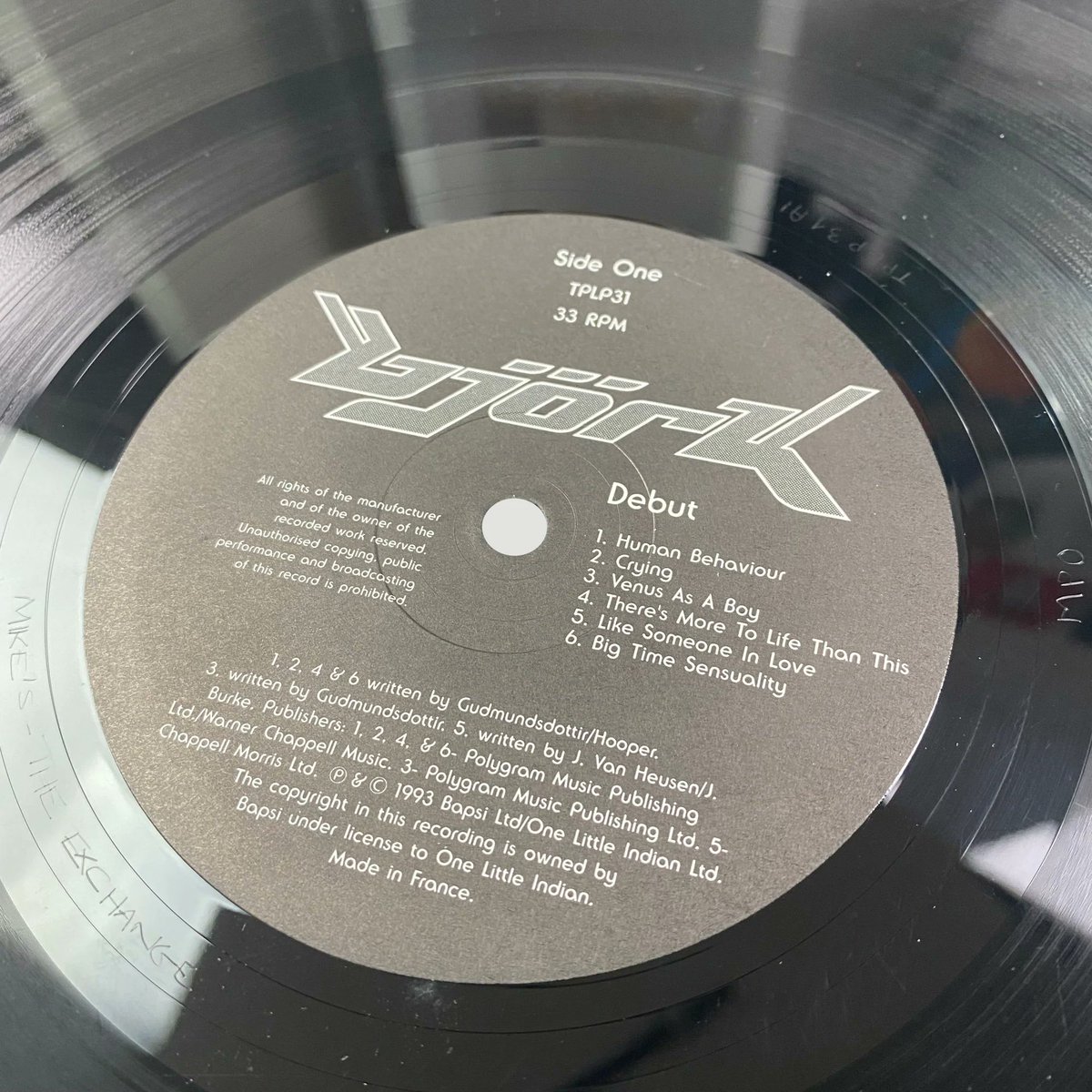 bjork_brasil's tweet photo. 🎂 33 ANOS DE ‘DEBUT’!

Em 5 de julho de 1993, Björk fazia seu debut solo debutando com seu álbum debut, o ‘Debut’, 1º álbum autoral na discografia da islandesa.  

Qual seu Top 3 de música desse marco do pop? https://t.co/tl2zZeORha