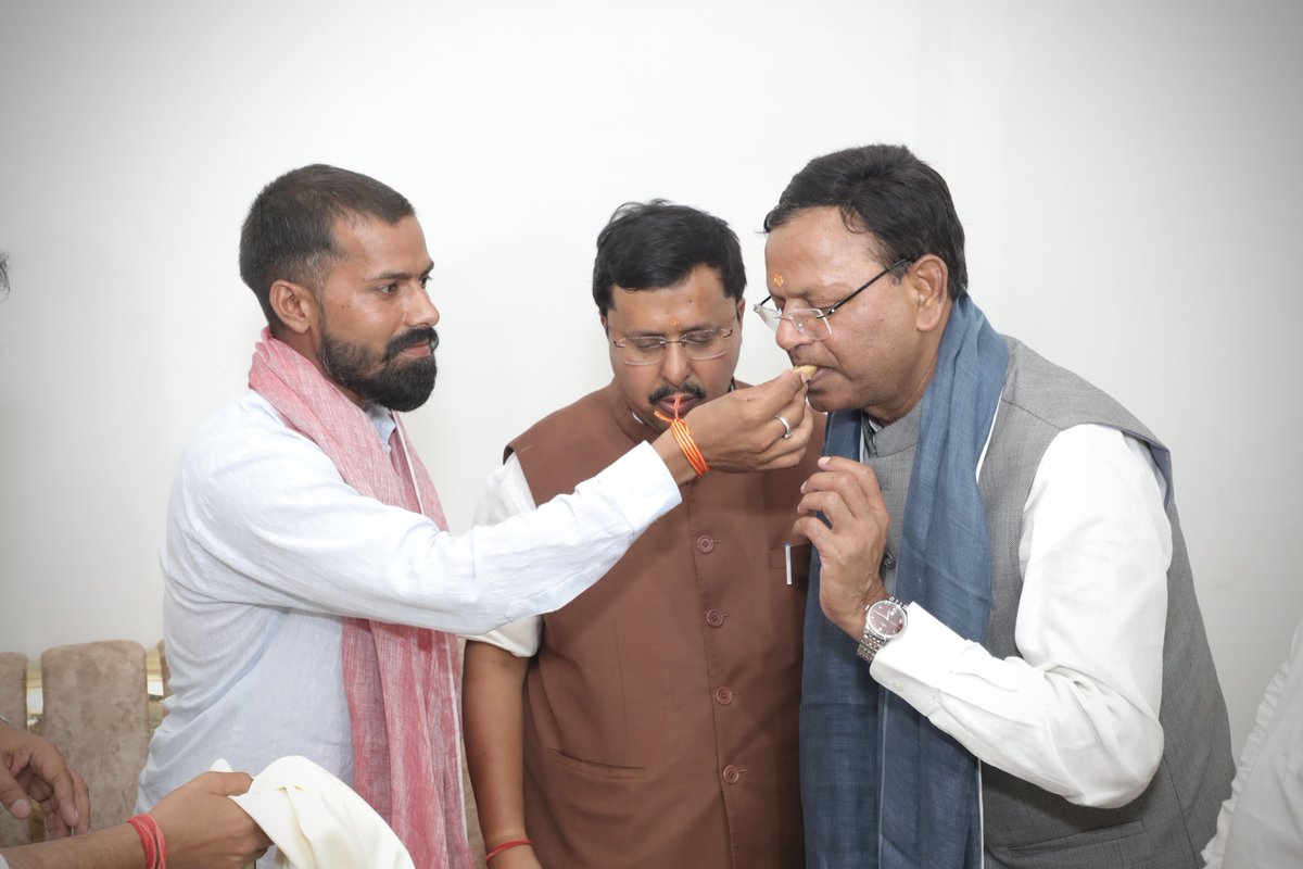 mppchaudhary's tweet photo. भाजपा के माननीय राष्ट्रीय अध्यक्ष श्री नितिन नबीन जी के साथ लखनऊ पश्चिम विधान सभा के बूथ अध्यक्ष श्री शिवाजी रावत जी के आवास पर जाकर उनसे भेंट की। वहां उपस्थित देवतुल्य कार्यकर्ताओं के साथ अत्यंत आत्मीय माहौल में भेंट-वार्ता हुई।

संगठन की असली ताकत हमारे ये कर्मठ जमीनी कार्यकर्ता ही हैं।

इस दौरान भाजपा के लखनऊ महानगर अध्यक्ष श्री आनंद द्विवेदी जी, मंडल अध्यक्ष श्री विमल चौधरी जी समेत अन्य पदाधिकारीगण एवं कार्यकर्ता उपस्थित रहे।
#TeamNitinPankaj

@NitinNabin 
@BJP4India @BJP4UP