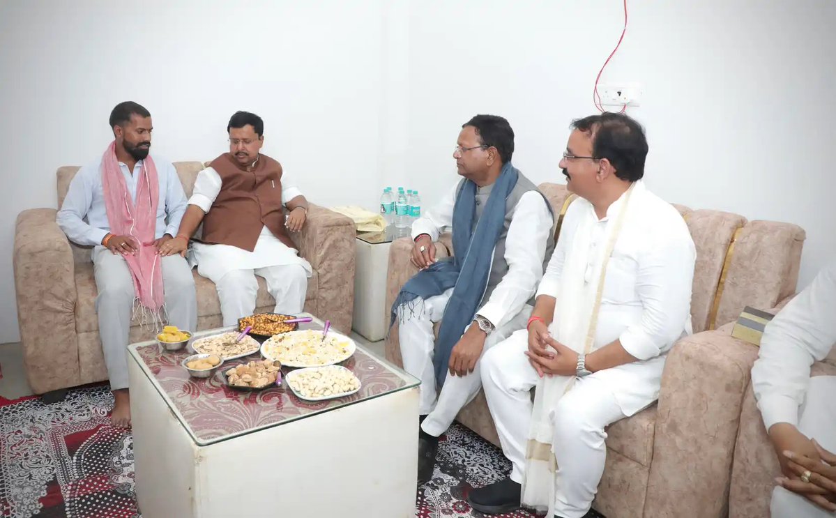 mppchaudhary's tweet photo. भाजपा के माननीय राष्ट्रीय अध्यक्ष श्री नितिन नबीन जी के साथ लखनऊ पश्चिम विधान सभा के बूथ अध्यक्ष श्री शिवाजी रावत जी के आवास पर जाकर उनसे भेंट की। वहां उपस्थित देवतुल्य कार्यकर्ताओं के साथ अत्यंत आत्मीय माहौल में भेंट-वार्ता हुई।

संगठन की असली ताकत हमारे ये कर्मठ जमीनी कार्यकर्ता ही हैं।

इस दौरान भाजपा के लखनऊ महानगर अध्यक्ष श्री आनंद द्विवेदी जी, मंडल अध्यक्ष श्री विमल चौधरी जी समेत अन्य पदाधिकारीगण एवं कार्यकर्ता उपस्थित रहे।
#TeamNitinPankaj

@NitinNabin 
@BJP4India @BJP4UP